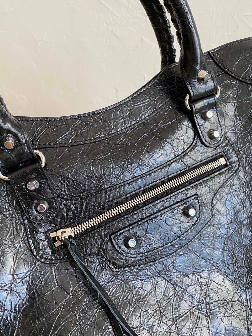 爆款🔥再次回货❗️ ba1enciaga lie city机车包中号 黑银🖤 24款比中古款有几处变化 肩带变得更干净利落，不累赘 底部的铆钉也去了，也是可以给包身减重 拉牌也全都换成了流苏～显得更流浪不羁了 机车包最有灵魂的就是它的皮料 皮纹够丰富，皮质够柔韧 一定要用原厂皮才能做出最高的还原度 认准我们家，只做原厂皮⚠️ 38.5×24×13.5cm797786m