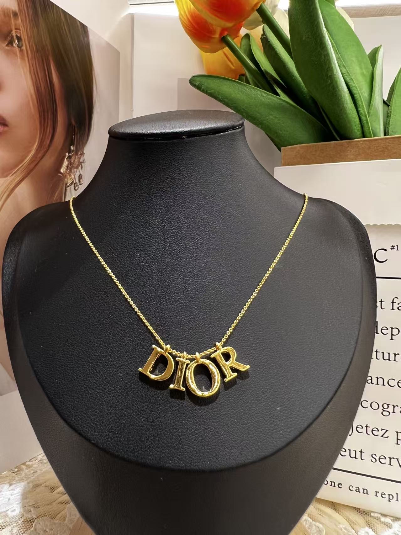 Dior 懸吊字母頸鏈
