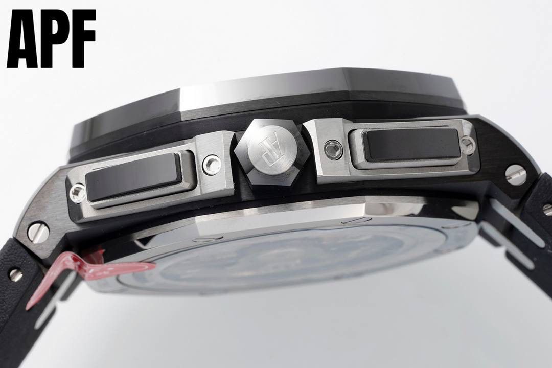 APF厂“新配色”爱彼皇家橡树离岸型26405系列陶瓷腕表 秒杀市面上所有版本“封顶之作 杜绝一眼假”在原有的基础上 潜心研发 突破壁垒 “打破原装封锁技术，同步原装独家计时码表款可松动头粒”使上手最大程度贴合手腕，大大提高了佩戴的舒适 同时也杜绝一眼假的尴尬处境。APF厂真正做到从每一个喜欢手⌚️的表友角度考虑 1. 表壳与圈口的选料，使用进口的氧化锆，无需任何颜料，以超高的压力与超高的温度锻造，形成超高密度的彩色陶瓷 2.采用最新CNC级别的打磨技术，将整个表壳的个个角度完美处理， 3.每颗六角螺丝都与表框处于同一平面上，不接受一丝一毫的凸显与凹陷，真正诠释了何为顶级复刻艺术 4.表盘以爱彼经典的大格纹为背景，层次分明的方格排列，经过完美打磨，将匠人的工艺体现的淋漓尽致 5.镜面采用双面蓝宝石镜片，天然橡胶皮带，6.机芯采用原装3126的计时机芯，十二位的小秒，6点钟位和九点位的12小时计时与30分钟计时，完美的还原了原版的所有功能，每块手表APF厂都经过人工QC确保机芯的稳定性，真正做到无可挑剔 欢迎各位 表友鉴赏💯🔥