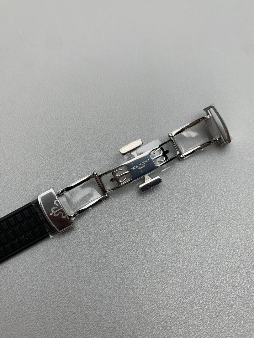 百达翡丽 5067A 手雷 石英女表 ——PPF继续购入原装PP--5067A腕表，独立拆解开模。完美还原PATEK PHILIPPE--5067A全系列石英腕表，带来全网最佳的复刻产品和极致体验。 【表带 扣】 1.采用与原装一致的天然复合橡胶（Tropical）材质，经久耐磨，可抵抗海水侵蚀和紫外线辐射。 2.完美克隆Aquanaut最新表扣，即使在非常细小的拐角处上也做有倒角润饰，确保还原正品般的舒适感。 【表壳】 1.腕表尺寸35.6X7.7mm 圆润的八角形表壳与原装一致，保持着复古的造型和精湛的打磨。 2.旋入式把头设计和实心底盖吻合与原版 3.表圈镶嵌46颗顶级施华洛世奇水晶（共计1克拉） 【机芯】 瑞士石英机芯改PPCal.E23-250芯。走时稳定，续航持久，性价比超高。