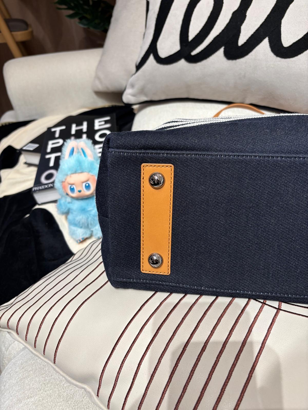 Chanel Denim 2Way Bag 100%Authentic, 98%New ✅Dust bag✅19Card