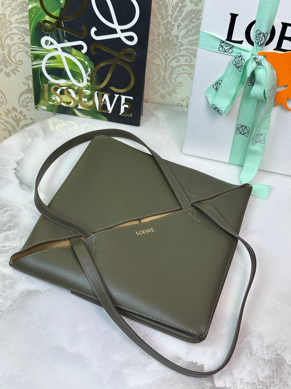 *中号𝐏𝐮𝐳𝐳𝐥𝐞 𝐅𝐨𝐥𝐝折叠手袋👜* ——全新【𝗡𝗘𝗪】升级‼️ 延续经典𝙋𝙪𝙯𝙯𝙡𝙚的标志性几何裁剪设计，新晋顶流🅰️𝙋𝙪𝙯𝙯𝙡𝙚 𝙁𝙤𝙡𝙚 𝙏𝙤𝙩𝙚以折纸包为灵感，升级成🉑完全折叠‼️的结构，立体与平面任意切换，出差旅行🧳必备单品。小牛皮材质轻且柔软，𝐌𝐢𝐧𝐢尺寸搭配一条可拆卸式肩带，手提，肩背，斜挎多样化背法✨ 尺寸：𝟐𝟓.𝟓-𝟏𝟒.𝟓-𝟑𝟏.𝟓𝐜𝐦 款号：052316