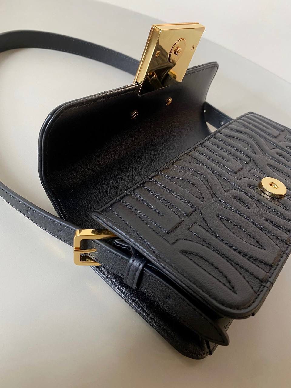 🈶黑色 𝐌𝐢𝐬𝐬 𝐃𝐢𝐨𝐫腋下包 哇！实物是超预期的 从五金到皮质都非常奢华，很好看 牛皮的材质有型又耐久， 立体的字母手感彰显个性！ 空间，日常通勤或约会都很不错哦 大小刚好，腋下背气质又时髦 22×11×6cm #3410m