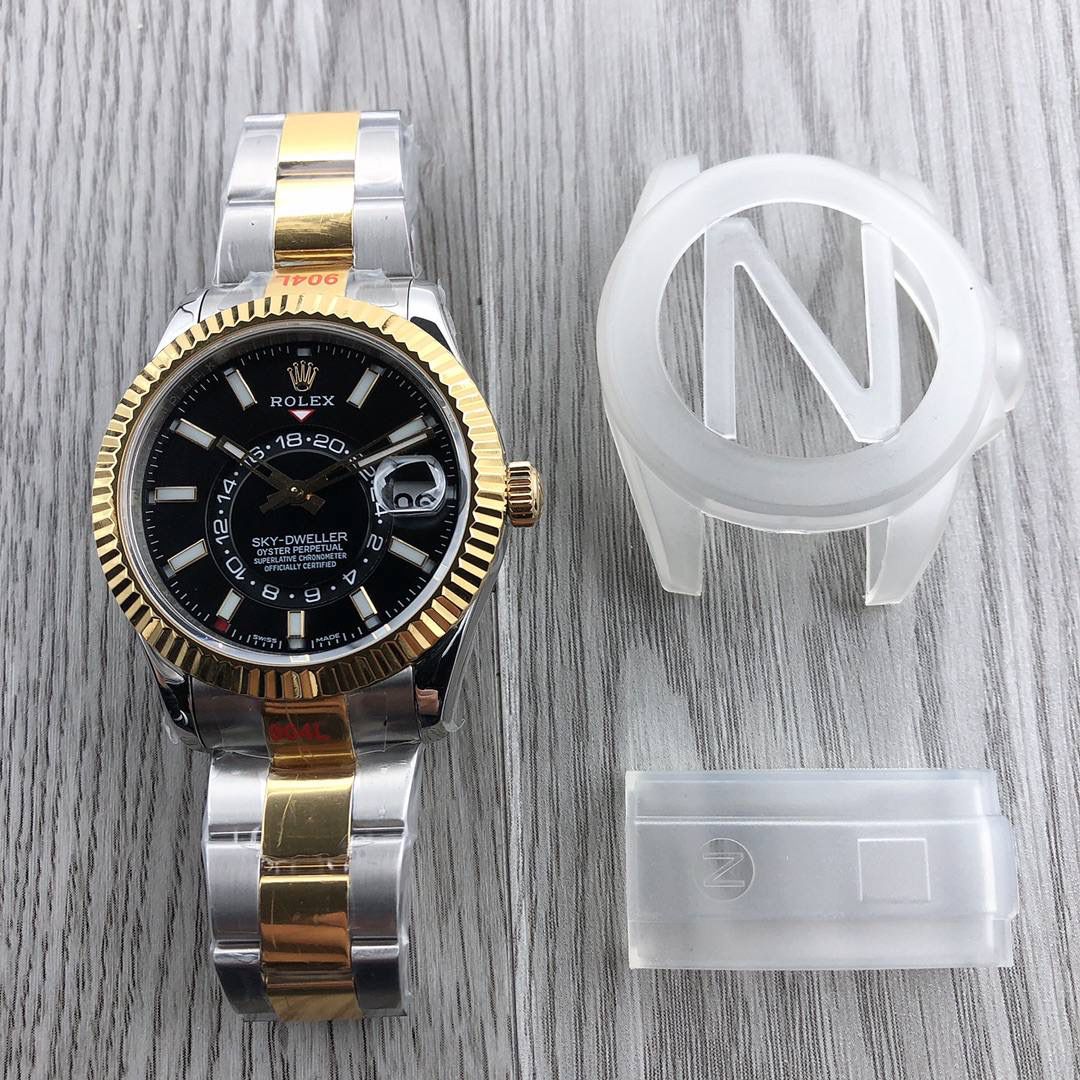 劳力士 Rolex Sky-Dweller ！纵航者型系列 m326933-0005 🎮OT1 【表壳】尺寸42MM，沉稳可靠、雍容大度！表圈采用劳力士Ring Command三角坑纹，旋转外圈可调转月份功能！抗刮损蓝宝石水晶，防反光凸透式放大日历窗【表带:】(蚝式钢)，蚝式，三排链节 🎮 蚝式摺扣配5毫米易调链节伸展系统【表盘】放射太阳纹理，刻度12小窗口红点月 份显示【机芯】搭载全自动机械9001机芯【功能】日期显示 月份显示 年历显示 双时区 🎮