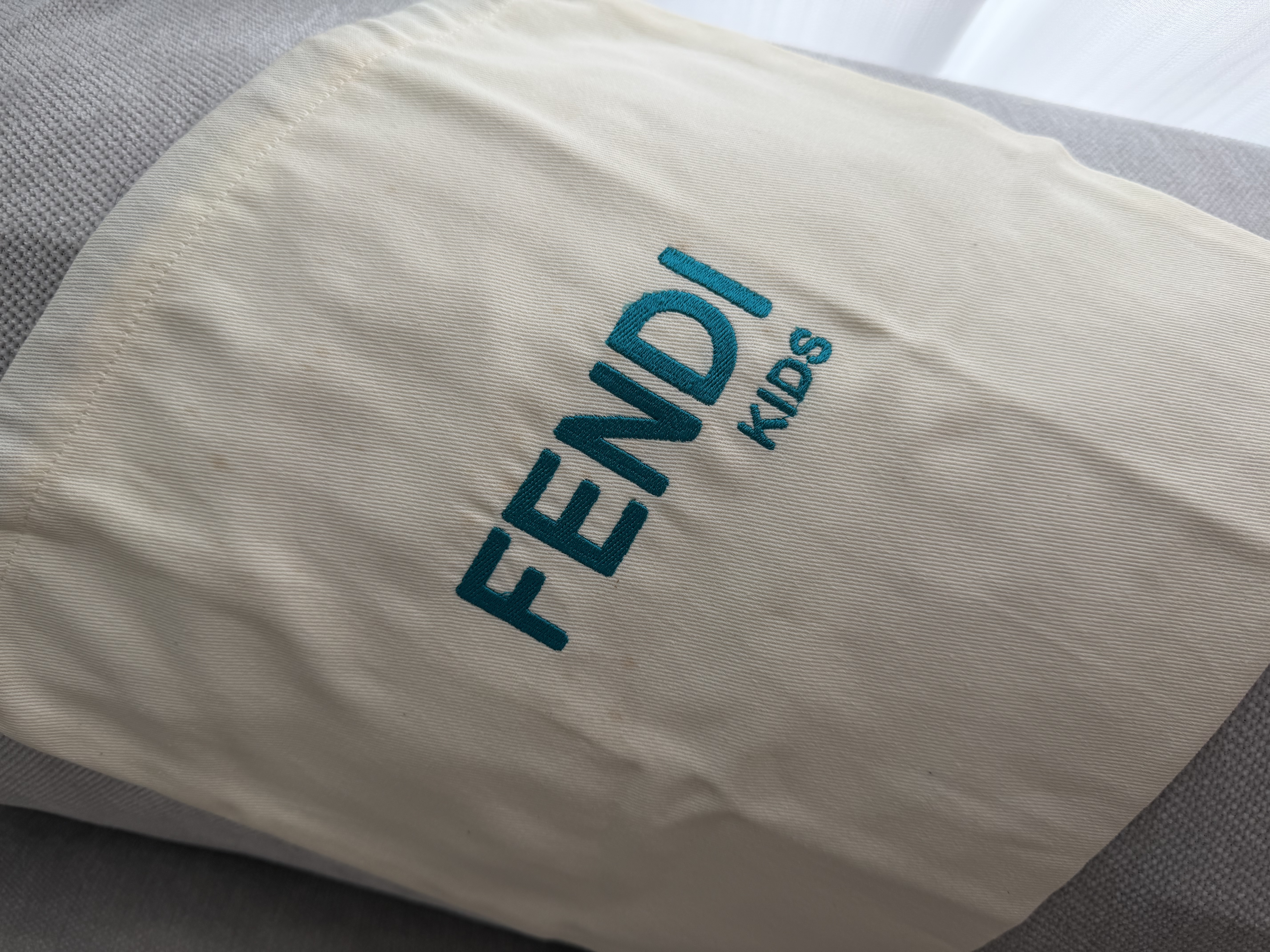走盒清貨價⚠️Fendi 童裝Sneaker 大人可着 超輕身上腳不累喔  Size 35 only ! 小碼腳快來 *有塵袋，塵袋上輕微黃點，不影響穿着*