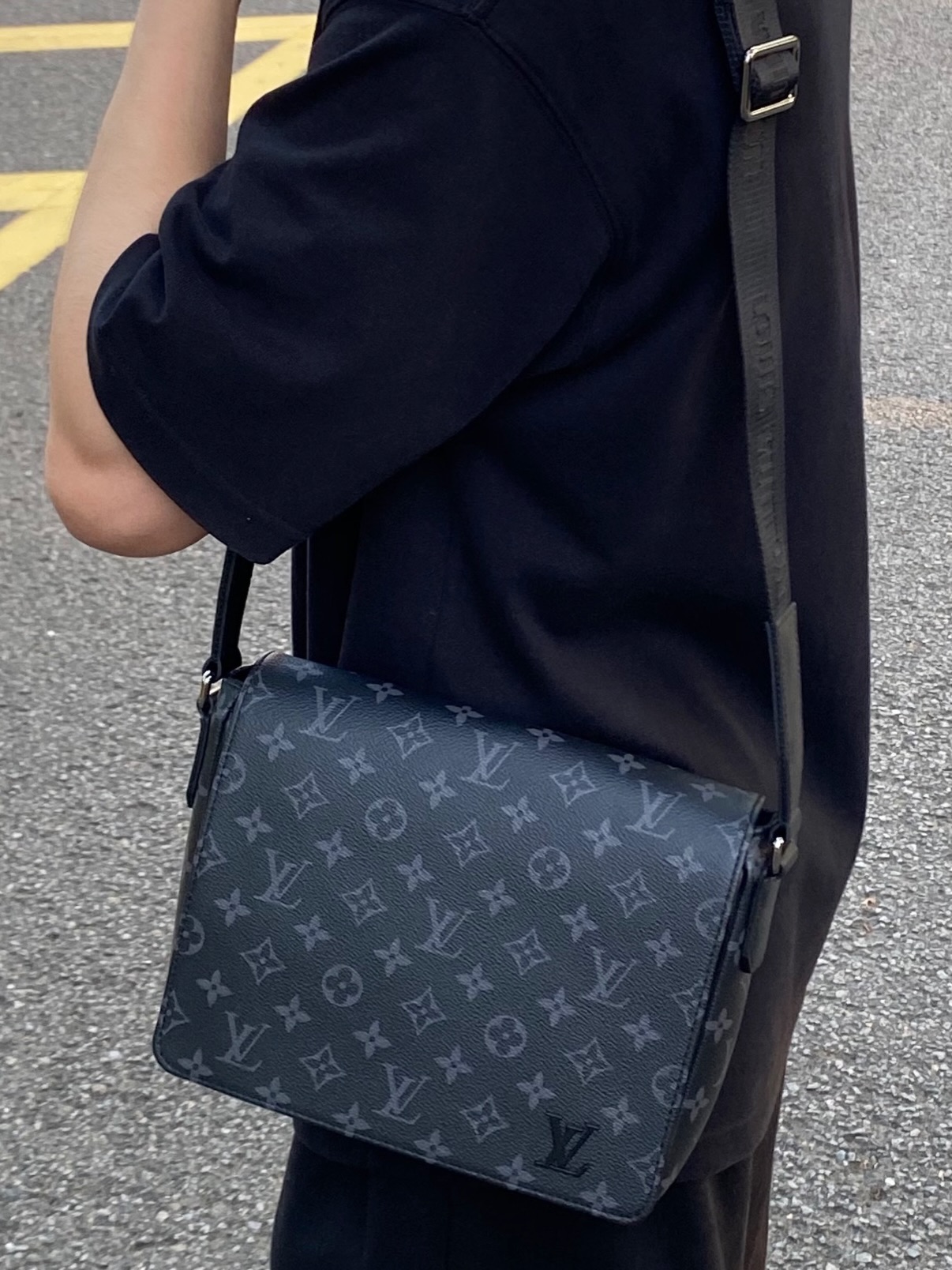 LV👜 PRE OWNED 🛍️黑色 老花郵差包 pm size🖤  26*7*23cm  💰優惠價 $8980  98%new  #收袋王  喜歡的話快點pm/whatsapp 我們💓 銷售熱線51111 321（whatsapp)  我們服務包括有：手袋飾物回收、手袋置換(一換一、一換多也可以） 、專業手袋鑑證、專業手袋護理 Is 購買方法 🏢親臨門市 荃灣南豐中心15樓1521室（荃灣地鐵站a出口1分鐘到）敬請預約 ❤️只賣正品正貨，任驗💓🫰🏻 ❤️‍🔥本店為香港註冊公司絕對真貨，信心保證👍🏻 🫰🏻本店設有鑑證服務，有駐場鑑證師  ✨歡迎追蹤我哋各個平台緊貼最新優惠x貨品🔥😍 👇🏻👇🏻👇🏻👇🏻👇🏻👇🏻👇🏻👇🏻  ⭐️Instagram: aoaocave  🌈Facebook: aoaocave收袋王  🔥Carousell: acluxuryhk  👆🏻👆🏻👆🏻👆🏻👆🏻👆🏻👆🏻👆🏻  ___________________________  Disclaimer🫰🏻All trademarks and copyrights are reserved to the original brand holders. @AOAOCAVE sells only authentic goods and is not affiliated with any of the brands mentioned.  @AOAOCAVE 跟任何品牌無關，而且沒有持有任何品牌資版權，亦沒有與任何品牌合作。所有商標及版權歸屬於品牌坊所有，帖子只作分享用途。  #aoaocave #手袋回收 #名牌買賣