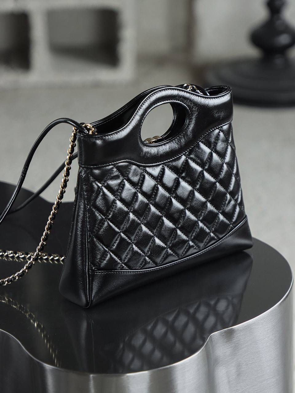 25Bag迷你肩帶可拆卸鑒定版👜 一包一碼 支持全球鑒定查驗身份證原廠專G Bonaudo皮料過關清單資料可査詢 31bag mini鏈條換成可拆卸的成了最大的亮點！ 油蠟羊皮質感真的好高級，可手提可斜挎，又美又颯！ 五金：全鋼淺金扣 皮料：Bonaudo油蜡小羊皮 尺寸：22*23.5*5.5cm