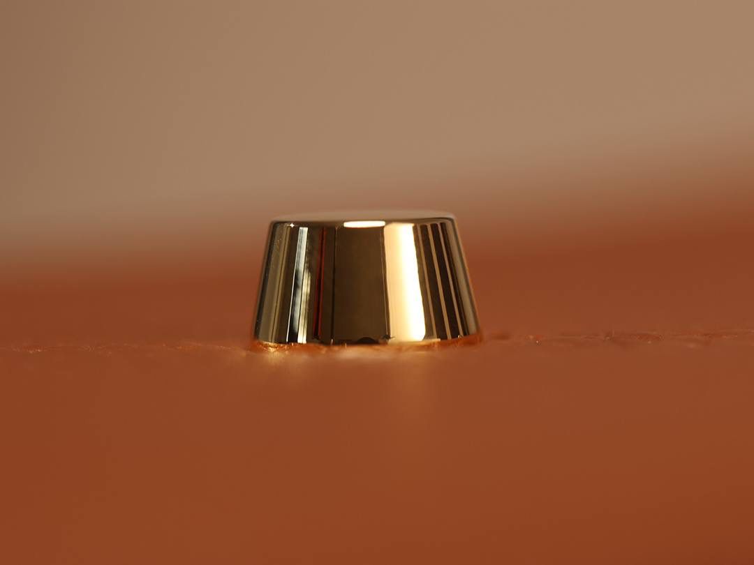 Hermes 爱马仕 Lindy 26cm 金棕金扣👜✨ Lindy 独家渠道货 独家欧洲原厂皮原厂五金组装的ZP尾单货 尺寸：26*18*14 cm Lindy是采用原厂的正品TC皮，什么是TC皮？ 爱马仕专用的clemence,简称tc皮，是Hermes最受欢迎的皮革之一，颜色会比Togo少一些，但是纹路比Togo细腻，含油更高，更软，因此稍稍有些下垂感的特点。 欣赏独家货源的美 闭眼入😍🤭🤟🏻