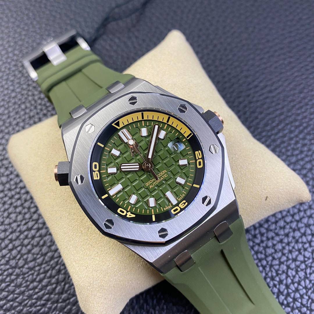 新款亮相 爱彼潜水表——新款爱彼15720！腕表尺寸42mmX14.2！ 1:表壳采用精钢表壳，搭配防眩光处理蓝宝石水晶玻璃表镜和表底，黑色陶瓷旋入式表冠，全部数据材质采用正品扫描对标。 2:机芯采用9015改全新的Calibre 4308自动上链机芯，走时稳定，无售后忧虑 3:独家最强机芯夹板打磨，更加立体。全新特调陀片颜色 4:最人性化的活动头粒缓冲，确保吻合正品 5:表盘镌刻“Méga Tapisserie”超大格纹装饰，搭配荧光立体时标和皇家橡树指针，黑色旋转内表圈搭配米色0至15分钟区域 6:采用进口夜光填充，最持久的夜光和最齐的内应刻度 7:原装一致倍数放大镜日历窗口，超强通透性 8:表带采用最新款开模的进口橡胶带，无论纹路颗粒还是质量全部吻合正品，质感更高级。 功能走时精准稳定！