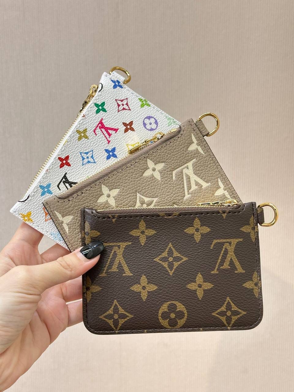 LV ALL IN BB老花款👜✨ 顶级进口原版的老花料子，不会太硬 这个质感在自然光下就很突出了 想象一下 你拎着这个包 走在大街上 这种皮面散发出的这种高级感🤩还附送一个小卡包，卡片➕零钱都可以装 直接省下一个卡包的钱😆‼️