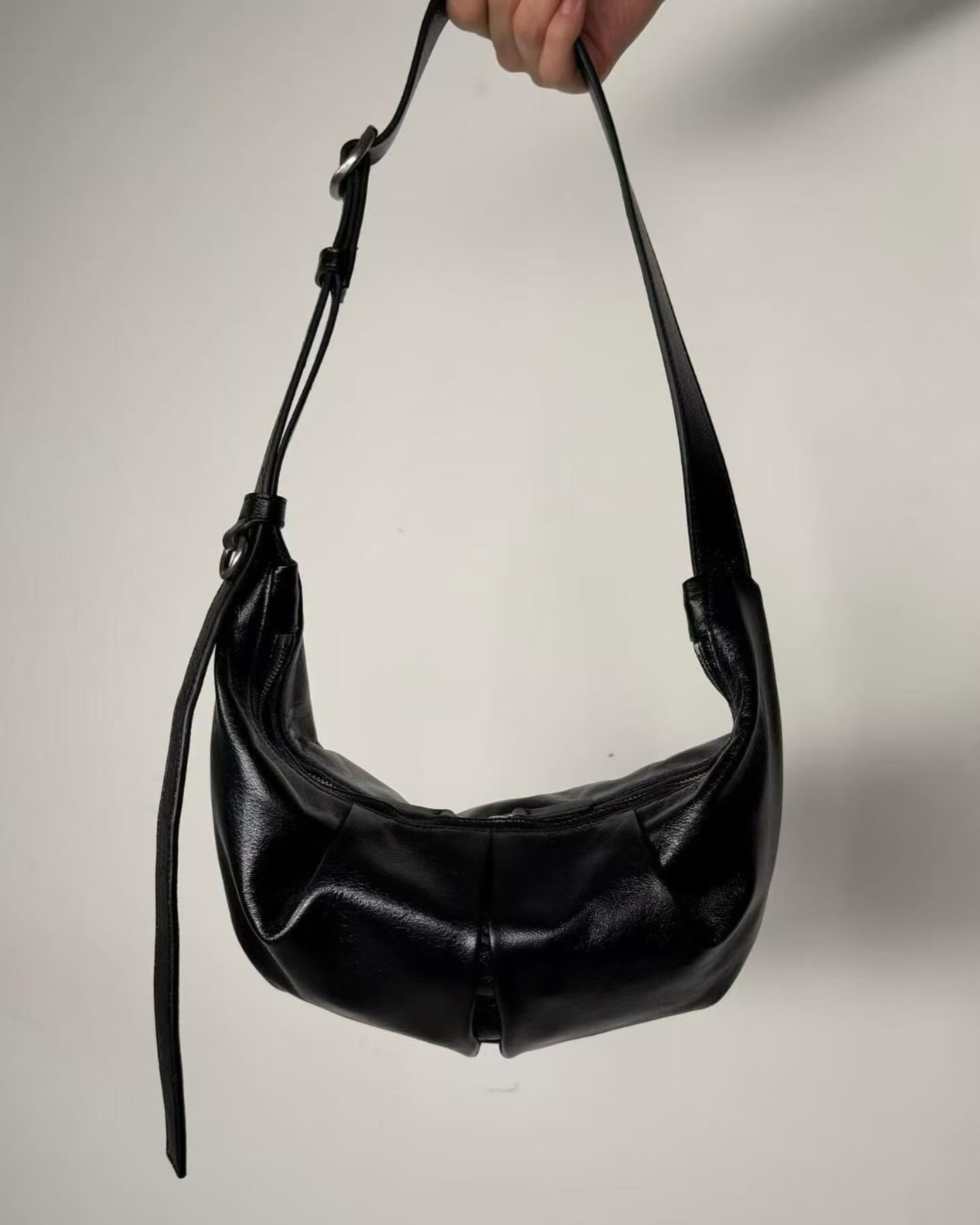 Bucks & Leather 正韓質感羊皮立體褶皺可調節牛角包