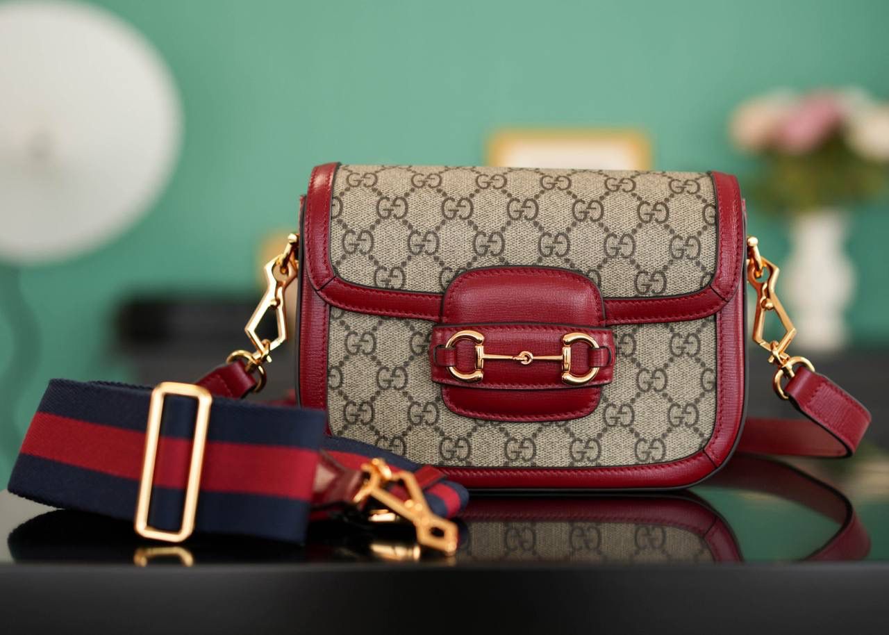 🥯Horsebit 1955系列迷你马鞍包 老花红20cm 独家原厂皮发售 限量级别 GG家1955马鞍包已经火爆到人手一支的节奏，超级大爆款！ 这次出了迷你尺寸配可拆卸双肩带，简直超哇塞 马衔扣标志性设计，复古红原厂牛皮配上最受欢迎pvc元素，皮肩带布肩带任意更换~ 官方款号 658574 尺寸小号：20.5x14x5cm 尺寸大号：25x18x8cm