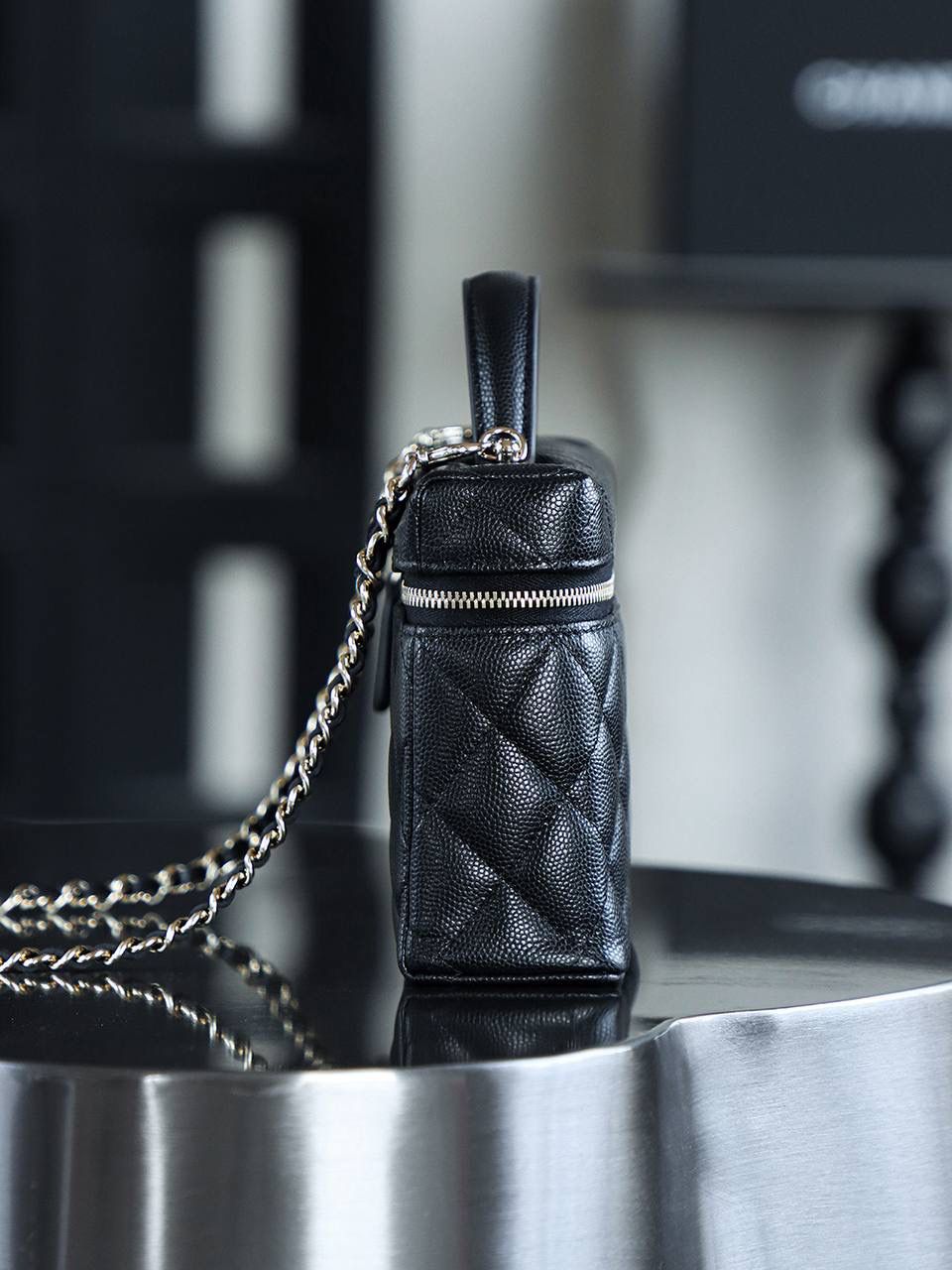 25P飯盒包鑒定版👜 一包一碼 支持全球鑒定查驗身份證原廠專G 三隻羊皮料過關清單資料可査詢 25P系列中的明星單品，lp飯盒包非常輕便，鏈條可拆卸當手拿包！ 小logo很高級，內斂的高級感！ 小而不廢，plus手機妥妥的容納，可甜可酷完美體現！ 五金：全鋼淺金扣 皮料：impala三隻羊中小球 尺寸：17*19.5*5cm