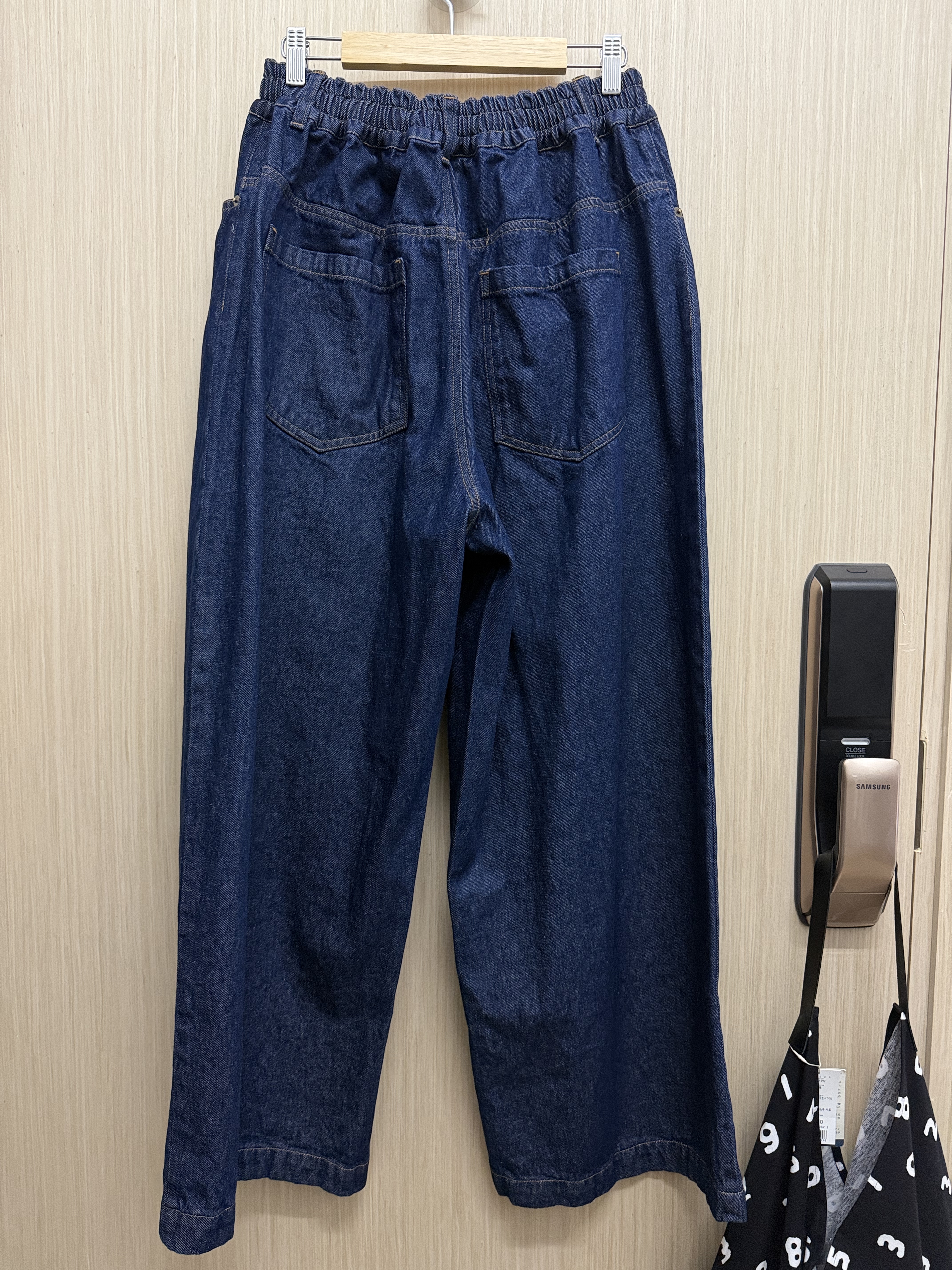 明線直筒牛仔褲（牛仔藍）