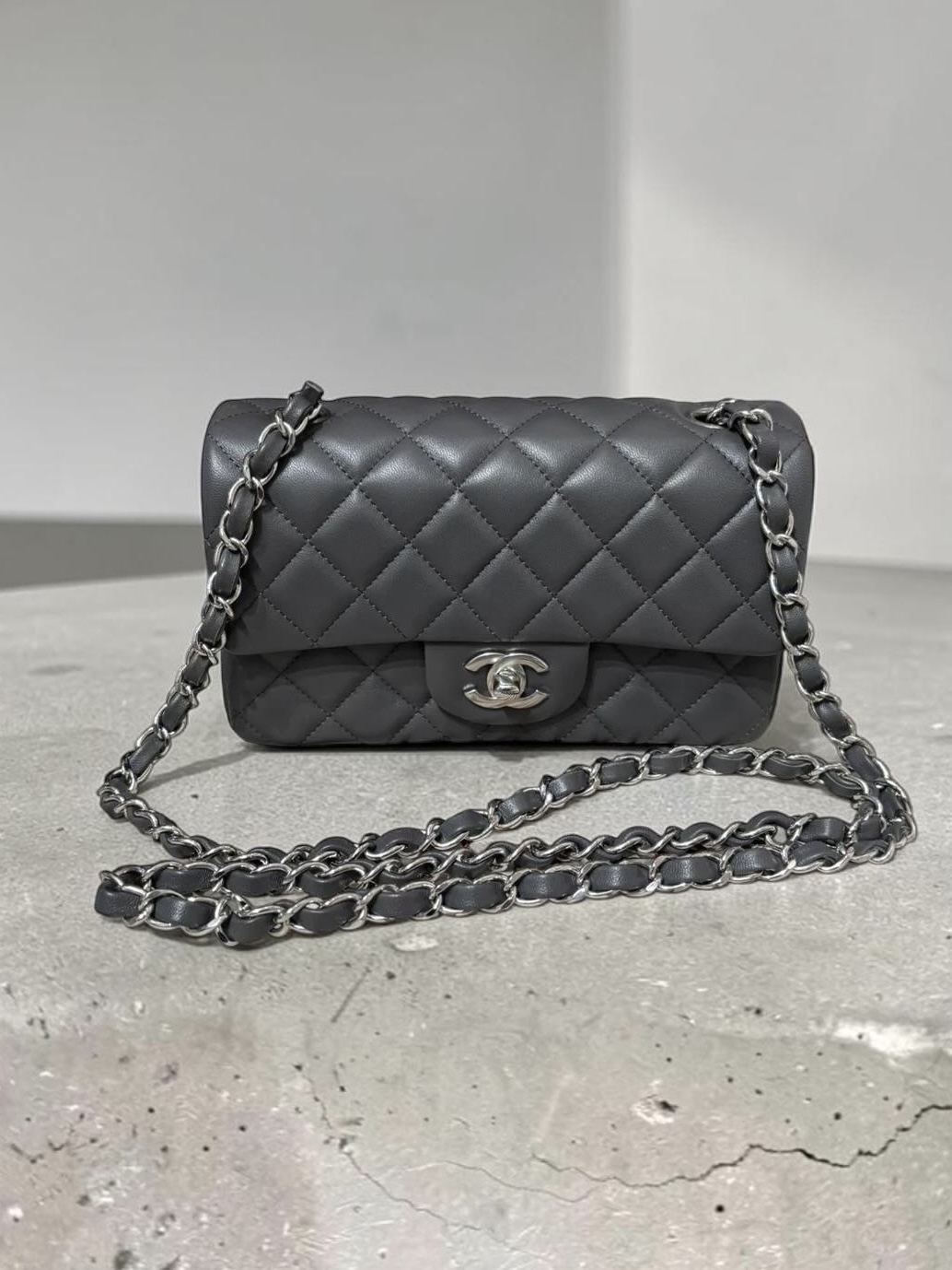 Chanel Mini Flap A69900 Grey 100%Authentic, 98%New ✅收據副本✅晶片✅Dust bag✅box