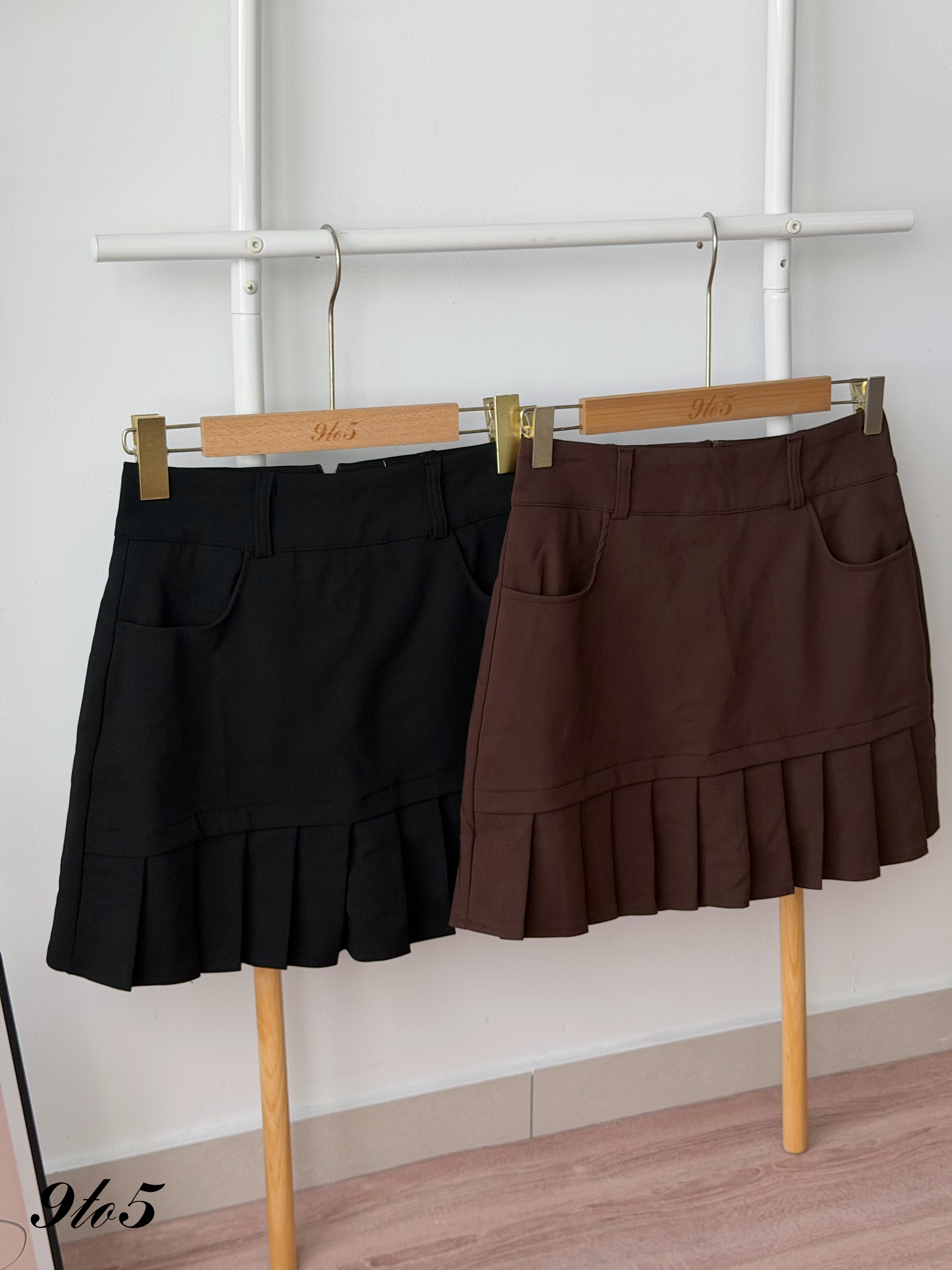 S2047 A Line Short Pleated Skirt - Black & Brown
