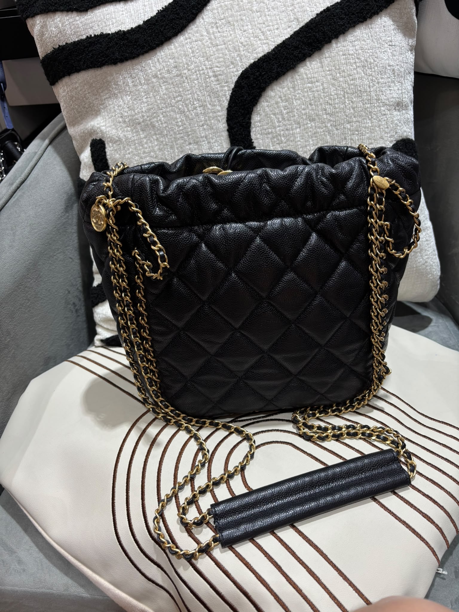 Chanel drawstring bag AS3469 黑色魚子醬牛皮金扣 bucket bag  100%Authentic,98%new  ✅晶片✅dust bag✅box