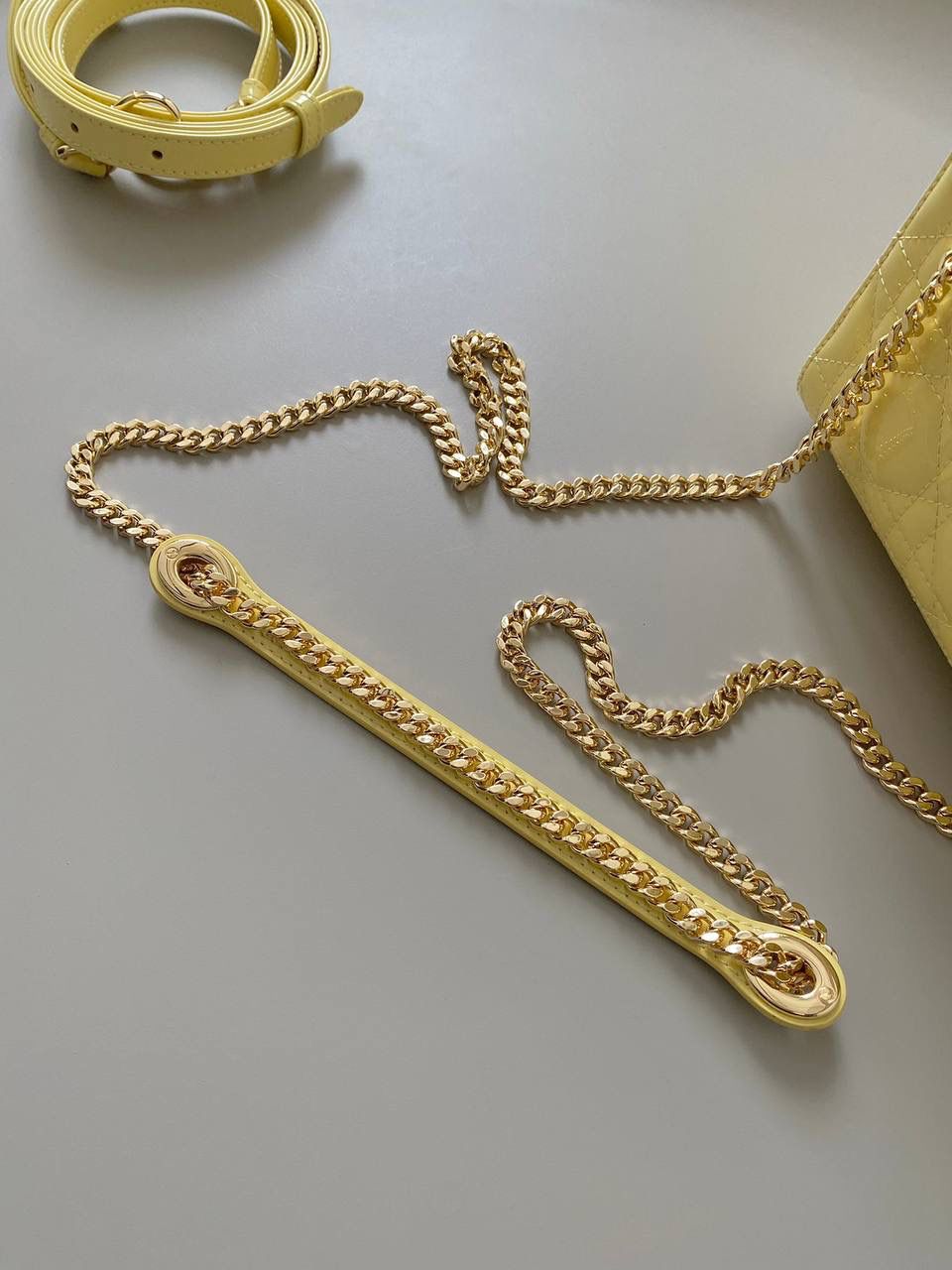 🈶小鸡黄💛𝗗𝗶𝗼𝗿 𝗟𝗮𝗱𝘆三格，漆皮款 谁能抗拒这奶里奶气的新颜色啊 淡淡的色调，看着心情就很好 夏天用简直不要太合适，乖到炸了 17×15×7cm 5310m