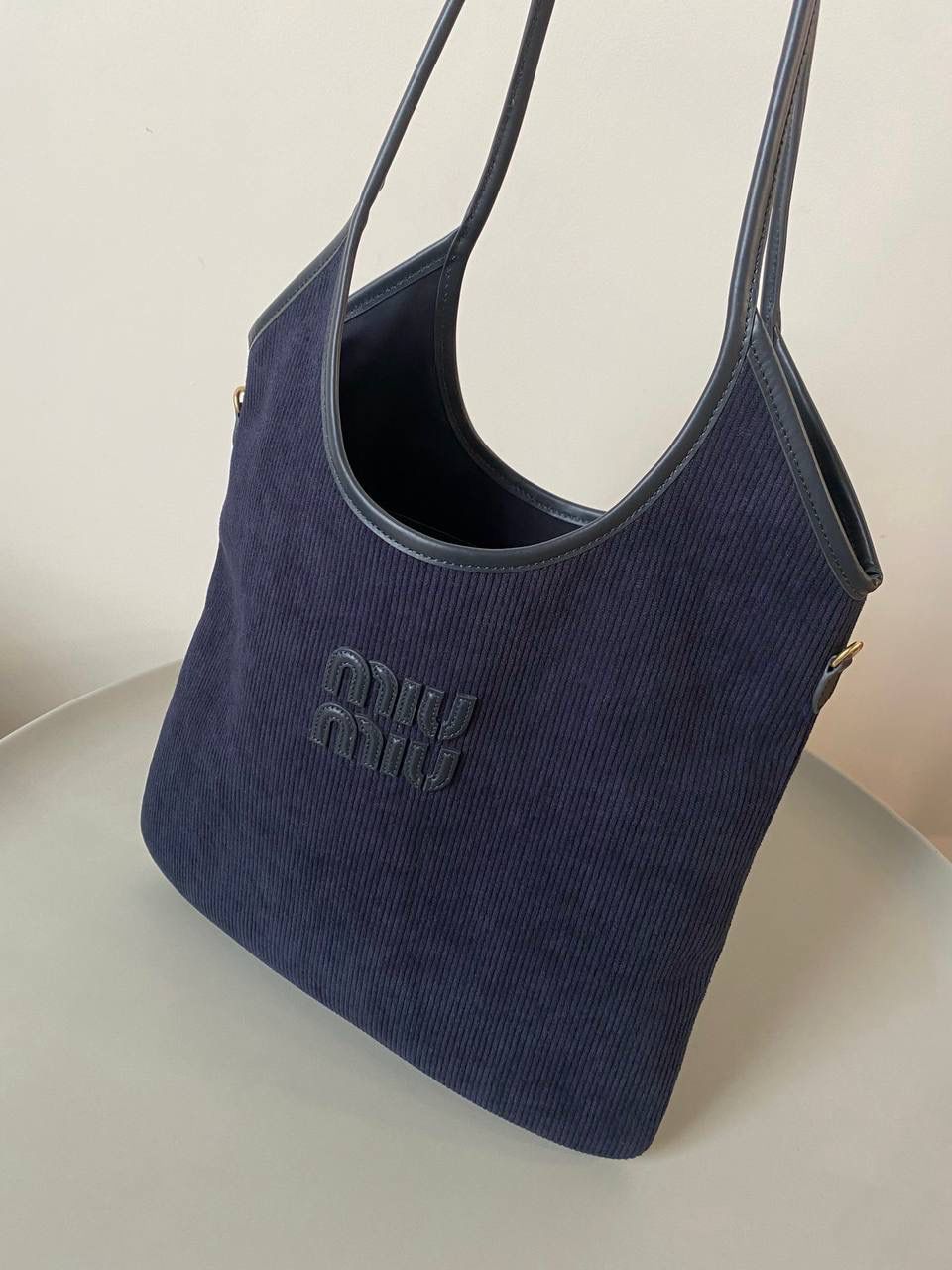 🈶海军蓝 𝗠𝗶𝘂𝗠𝗶𝘂 托特，大爆款 火爆全网miu系灯芯绒来啦！ 软绵绵质感，秋冬季的断货王！！ 它的质地厚实结实却又柔软舒适 是时尚界中不可或缺的百搭单品了 超大容量更不用多说，挺阔感满分 整体非常慵懒惬意，真的做到好看 好背 好用 35×40cm #F0110m