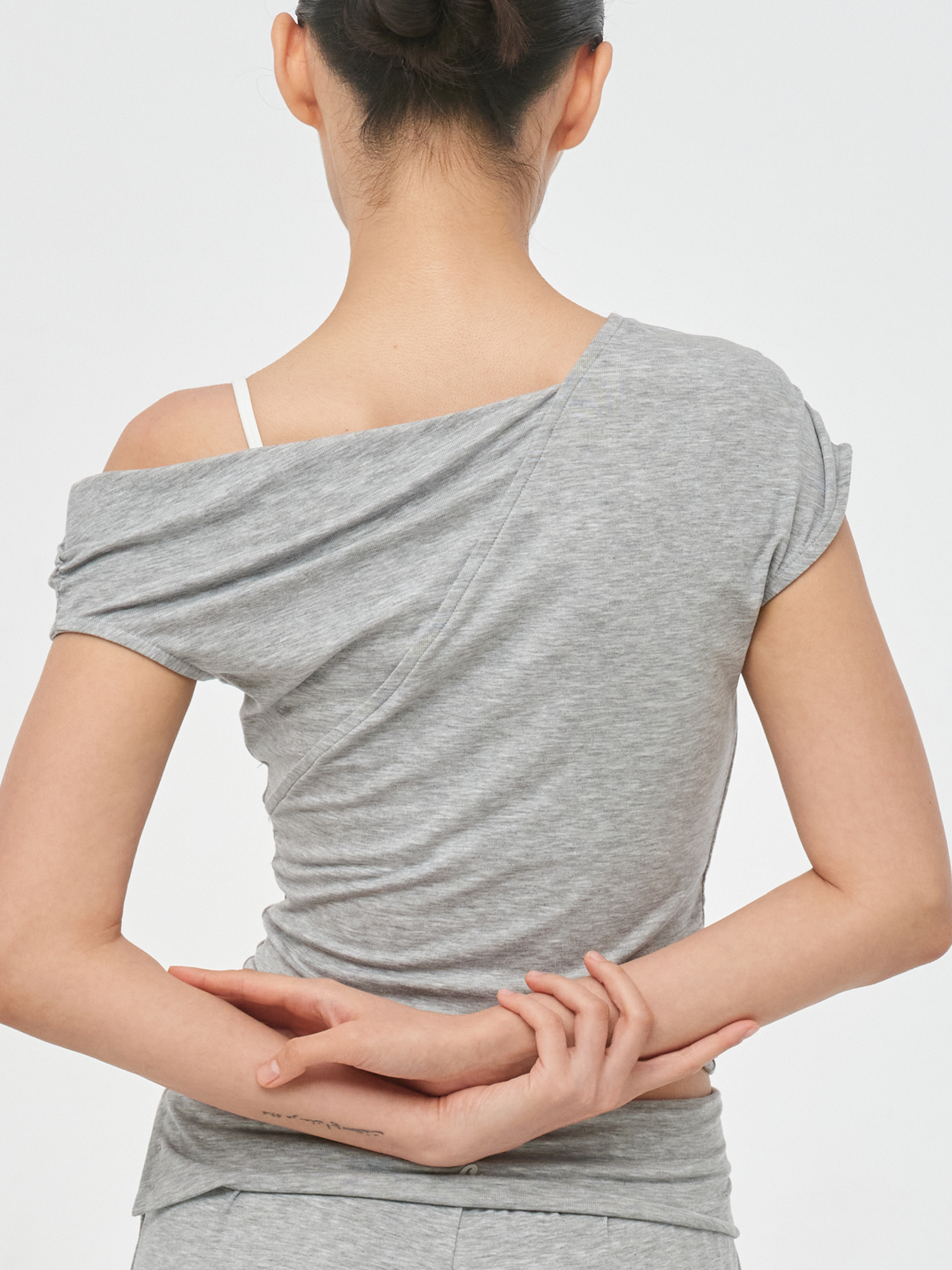 預購_Satva Unbalanced Off-Shoulder T-shirt by Conch