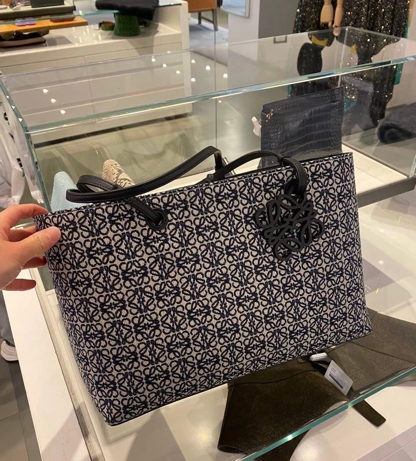 Loewe East West Anagram Tote Bag, 100%Authentic,98%new✅塵袋 