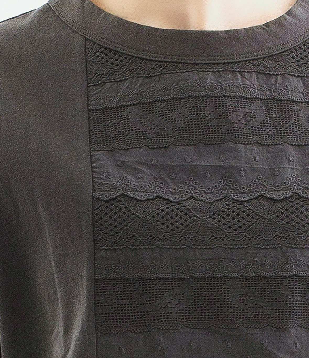 日系Lace刺繡Tee - 碳灰