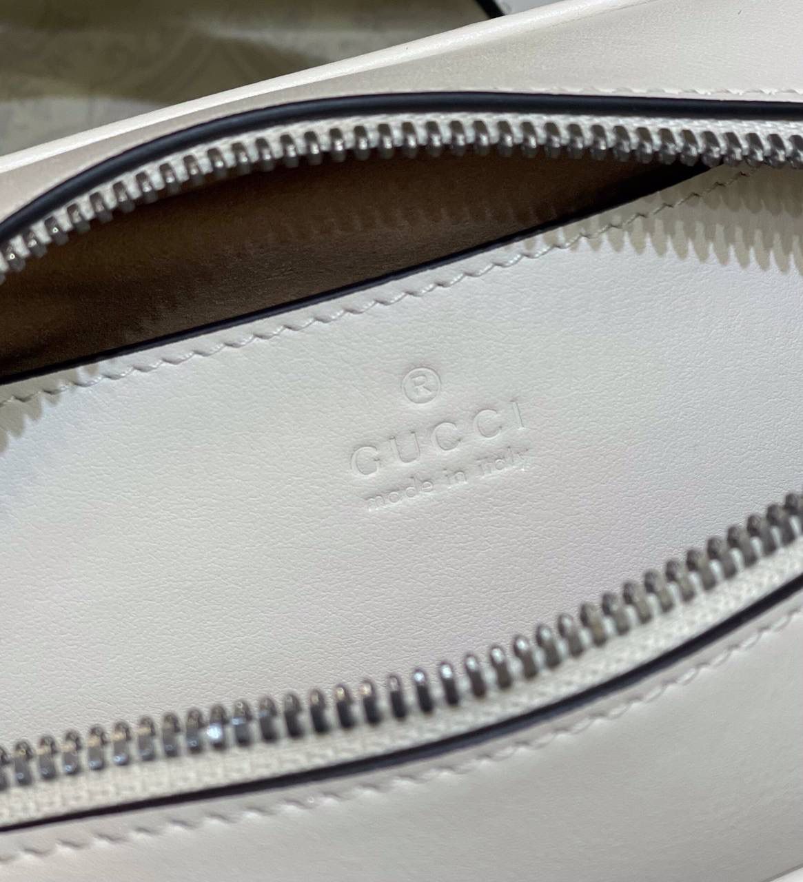 ✈️✈️✈️ 🔥𝐌𝐚𝐫𝐦𝐨𝐧𝐭菱格原厂皮# ▫️型号447632 ▫️尺寸 24*14*8cm 全新经典款相机包 ，整个包身下血本都用了原厂牛皮❗️最基础的包型.立体棱格绣花在灯光下让整个包活跃了起来，肩带可调节上身太好驾驭 不挑身高，也是全球打人必备的百搭单品！