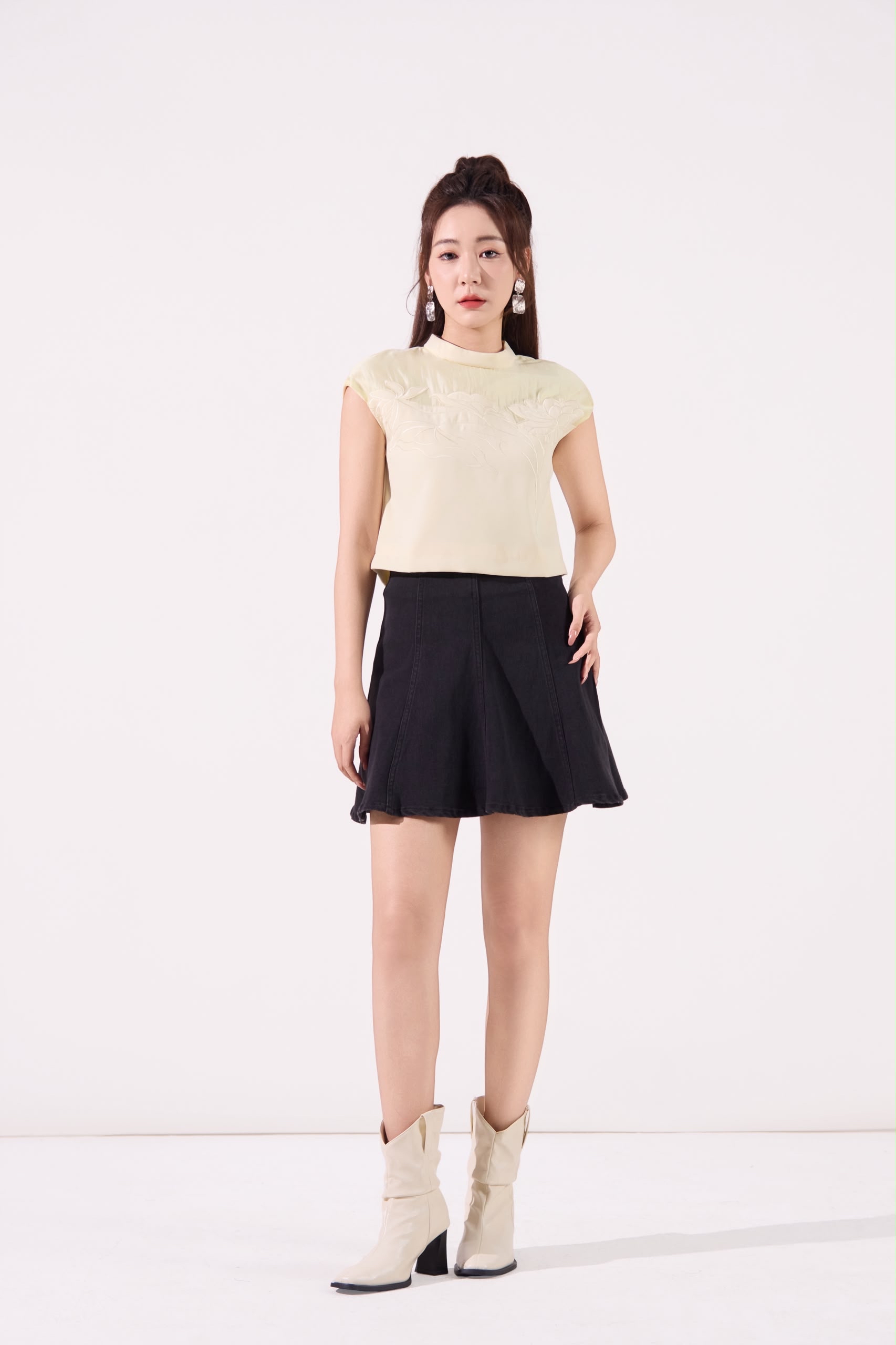 10141384 Embroidered Crop Top