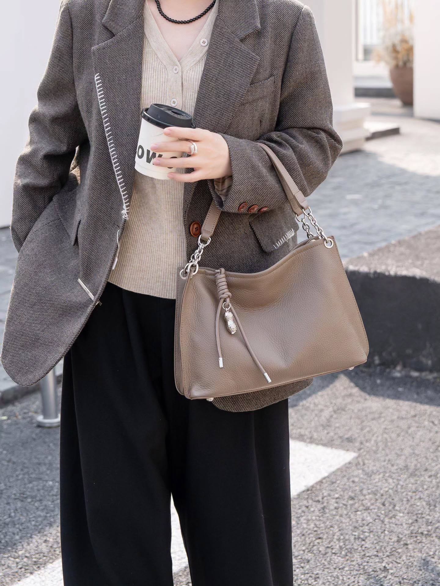 77-32# 铁扣手提斜挎包头层牛皮自然摔🇨🇳