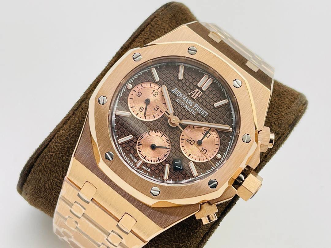 AP爱.彼皇家橡树系列26331OR多功能计时机械腕表41MM！ 1⃣️【机芯】7750改原装机芯 6字位小秒 功能与原装一致！ 2⃣️【表镜】表镜选用进口蓝宝石玻璃镜面！ 3⃣️【表壳】采用进口316精钢表壳，表壳通过拉丝和部分抛光打磨处理之后，忽明忽暗展现出精致而硬气的独特气质！ 4⃣️【头粒】头粒设计与专柜一致可以微调 佩戴更佳贴手舒适 经过多道工序的打磨和磨砂处理，终把AP特有的八角型表圈表达出棱角分明的线条！ 5⃣️【表盘】超强夜光显示，可以在任何环境下读取时间！