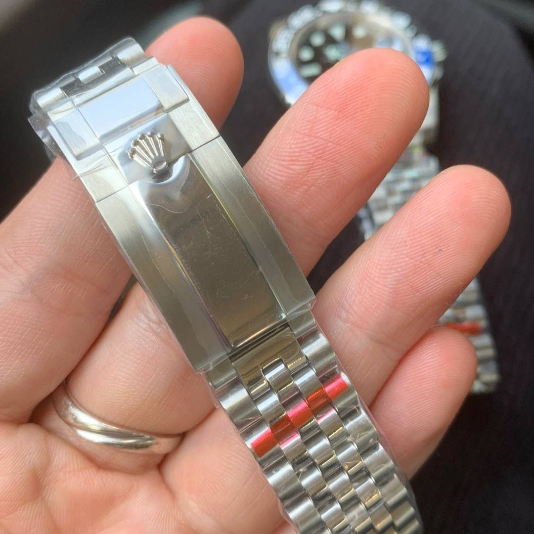 蓝黑圈（国米圈）🔵 劳力士格林尼治型ll系列m126710blnr-0002（蓝黑圈）2836机芯，尺寸40mm 这款劳力士格林尼治配备黑色表盘和蓝黑双色陶瓷圈。特大指针与简洁的三角形、圆形或长方形钟点标记涂上夜光物料，散发持久光芒。