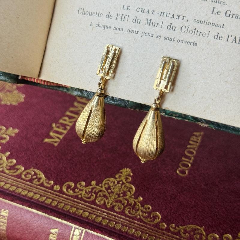 Vintage Champagne Gold Geometric x Textured Hollow Pear Shape Clip Earrings(MT2070)