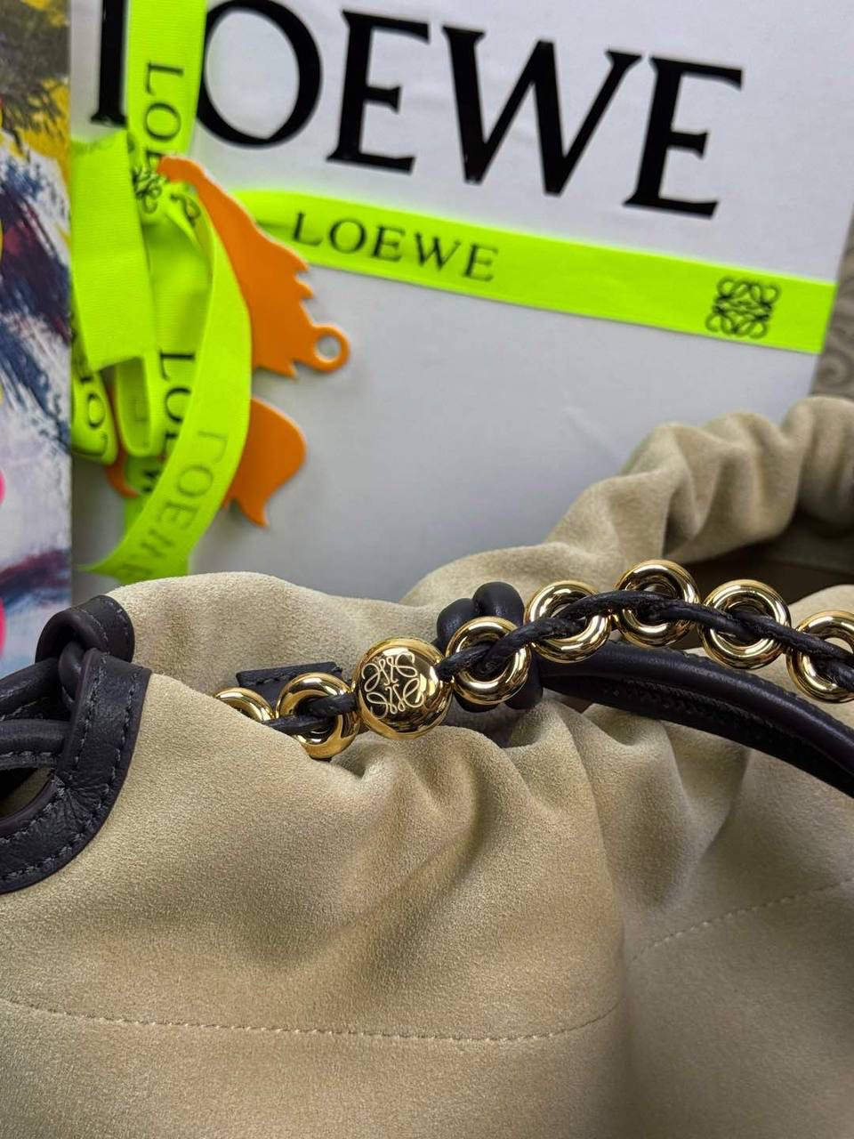 🎈中号链条款𝙁𝙡𝙖𝙢𝙚𝙣𝙘𝙤 𝙋𝙪𝙧𝙨𝙚磨砂皮 ——【杏色】 尺寸：𝟯𝟬-𝟭𝟬.𝟓-𝟮𝟬𝐜𝐦 编码：012403 【配全套礼盒】 👉🏻延续福袋收缩绳褶皱设计•羊皮包身手感细腻柔软❤️ 👉🏻链条肩带➕皮肩带的双肩带设计•时尚百搭•给足了集美们多样化的选择。肩带可拆卸可调节•磁扣开合•正面烫金𝙇𝙤𝙜𝙤•呈现出高贵典雅的视觉感😍 👉🏻独家背景➕独家品质➕独家全套砖柜礼盒套装•市场高端品质皆在我手✌🏻