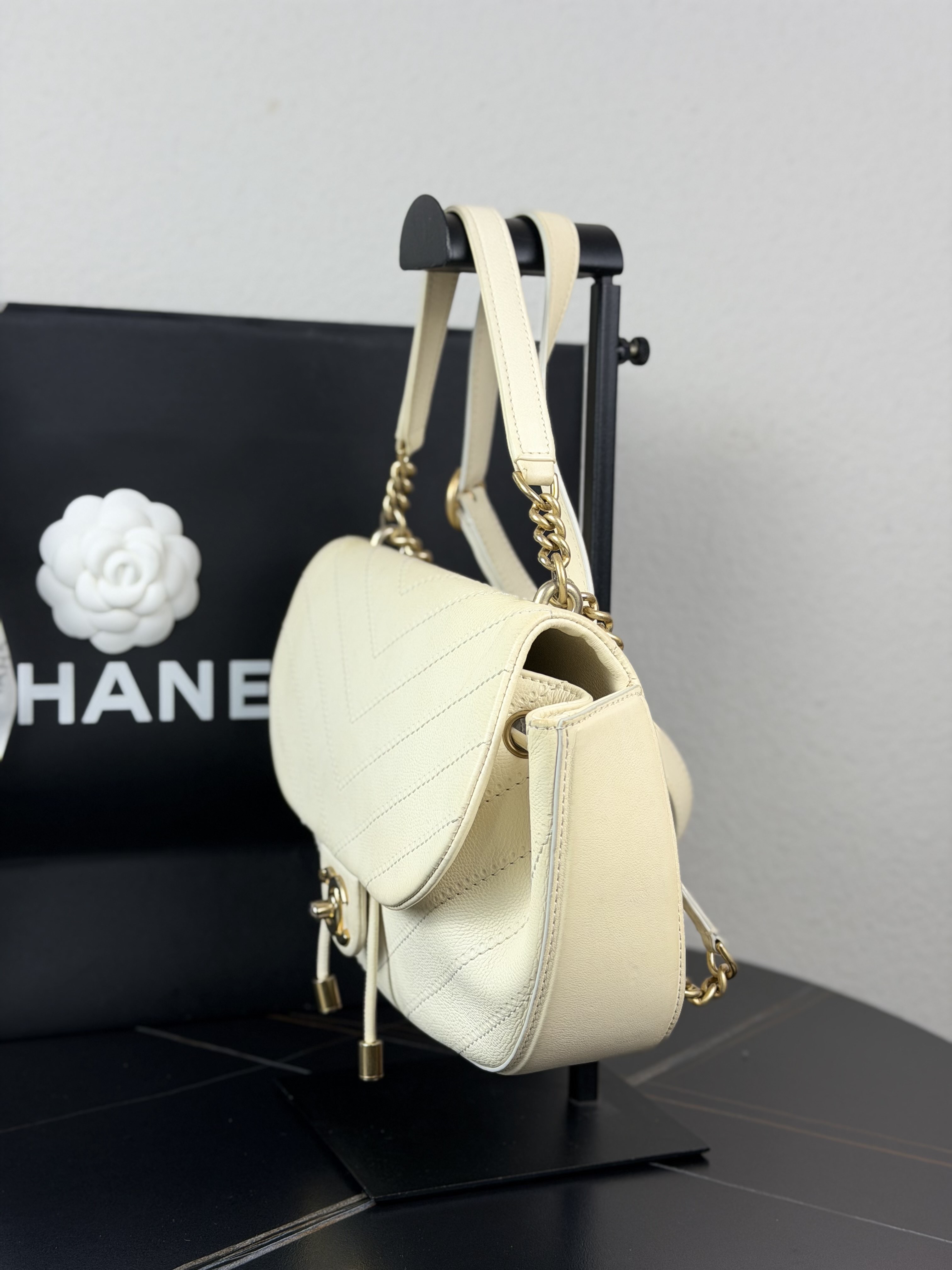 【預訂貨品】CHANEL 米白色金扣半月包👜25開