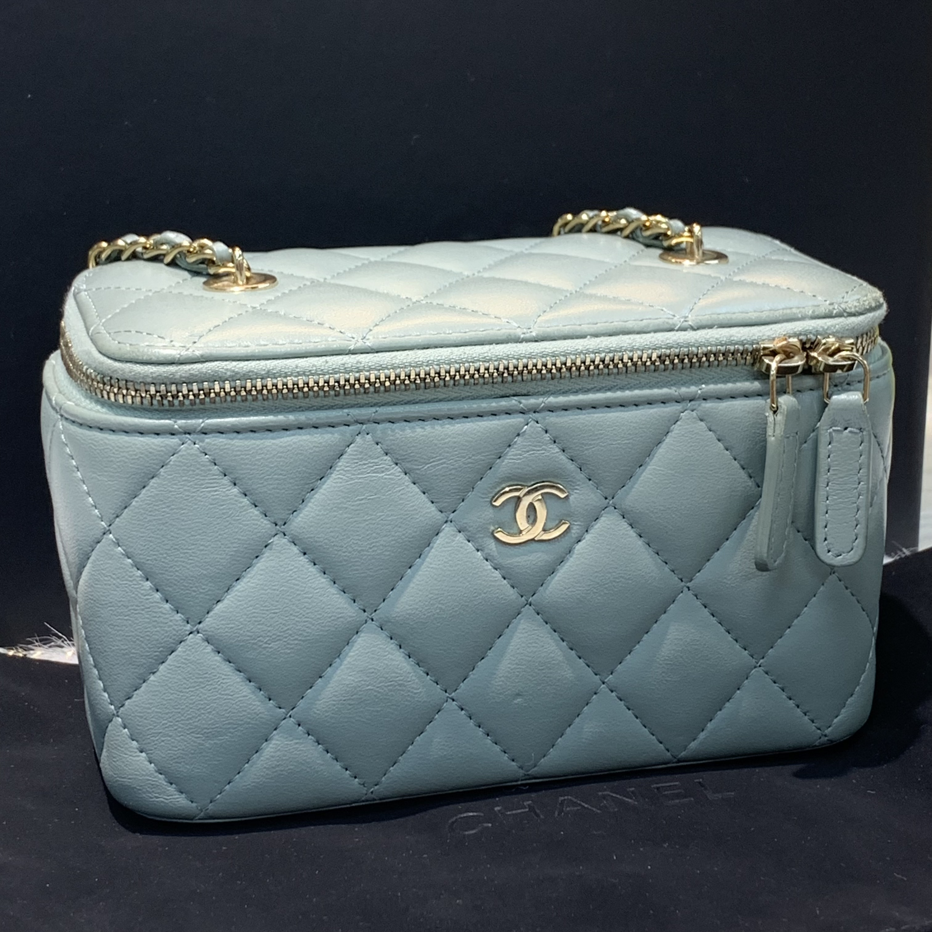 Chanel 淺色系淡灰色羊皮金扣化妝包 馬年開運顏色系列之一🩵