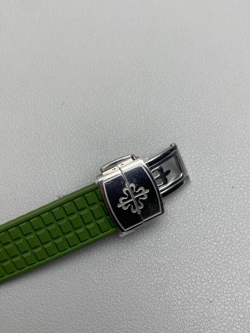 百达翡丽 5067A 手雷 石英女表 ——PPF继续购入原装PP--5067A腕表，独立拆解开模。完美还原PATEK PHILIPPE--5067A全系列石英腕表，带来全网最佳的复刻产品和极致体验。 【表带 扣】 1.采用与原装一致的天然复合橡胶（Tropical）材质，经久耐磨，可抵抗海水侵蚀和紫外线辐射。 2.完美克隆Aquanaut最新表扣，即使在非常细小的拐角处上也做有倒角润饰，确保还原正品般的舒适感。 【表壳】 1.腕表尺寸35.6X7.7mm 圆润的八角形表壳与原装一致，保持着复古的造型和精湛的打磨。 2.旋入式把头设计和实心底盖吻合与原版 3.表圈镶嵌46颗顶级施华洛世奇水晶（共计1克拉） 【机芯】 瑞士石英机芯改PPCal.E23-250芯。走时稳定，续航持久，性价比超高。