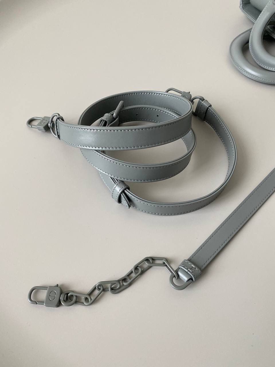 钻石灰🩶 𝗗𝗶𝗼𝗿 𝗗-𝗝𝗼𝘆 𝗯𝗮𝗴 时尚果然就是轮回，回归了一把中古戴妃 特殊处理的哑光牛皮钻石藤格纹，八个切割面挺括有型，全套磨砂材质五金，长方包形短链条➕细长肩带直接封神！！ 复古时髦感超强，真是什么场合都可以把住 绝对是lady中的天花板了，强势出圈啦姐妹们😎😍 26 x 13.5 x 5cm