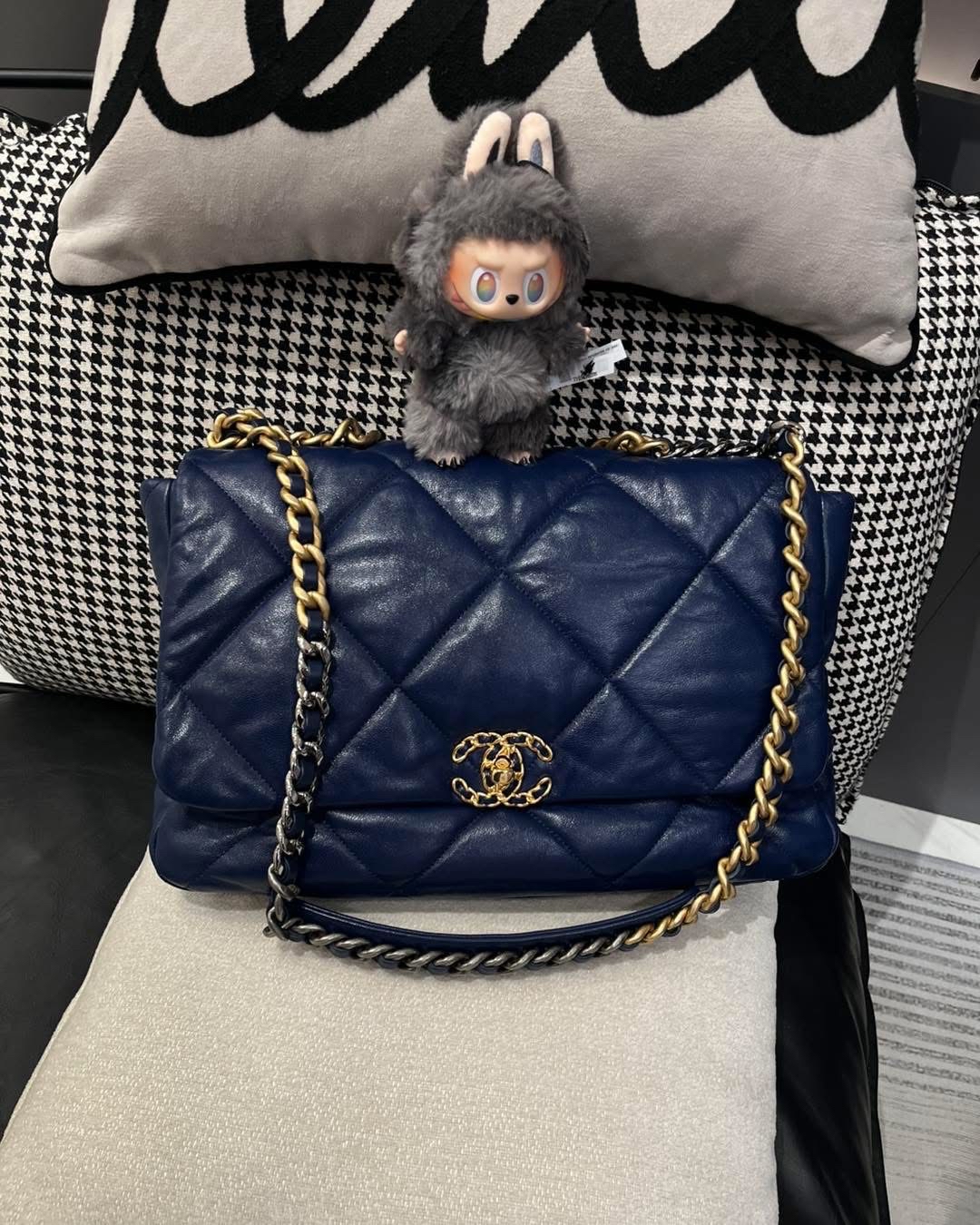 Chanel 19 maxi flap bag  100%Authentic,98%new  ✅30 card ✅dust bag