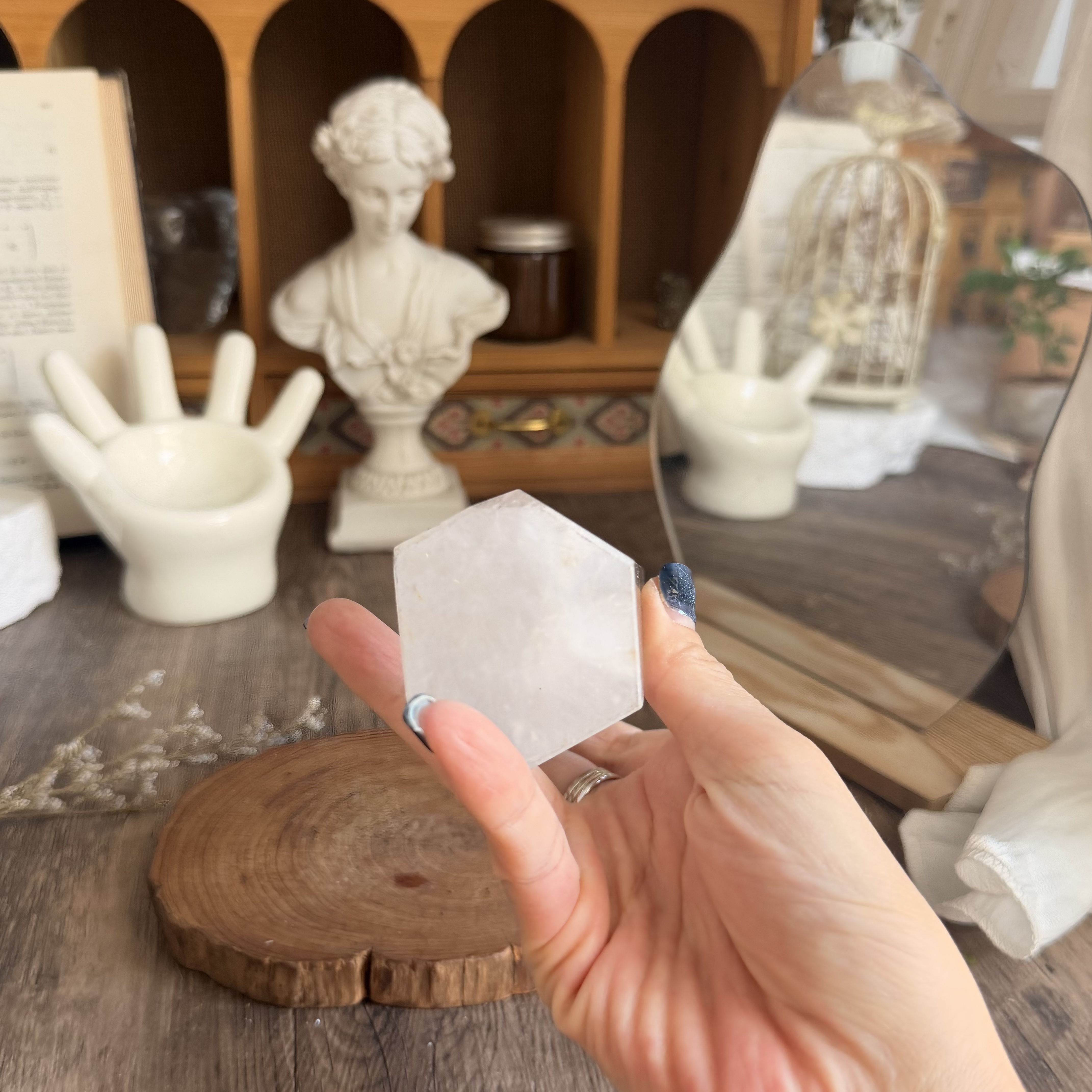 天然藍針白水晶柱（包底座）