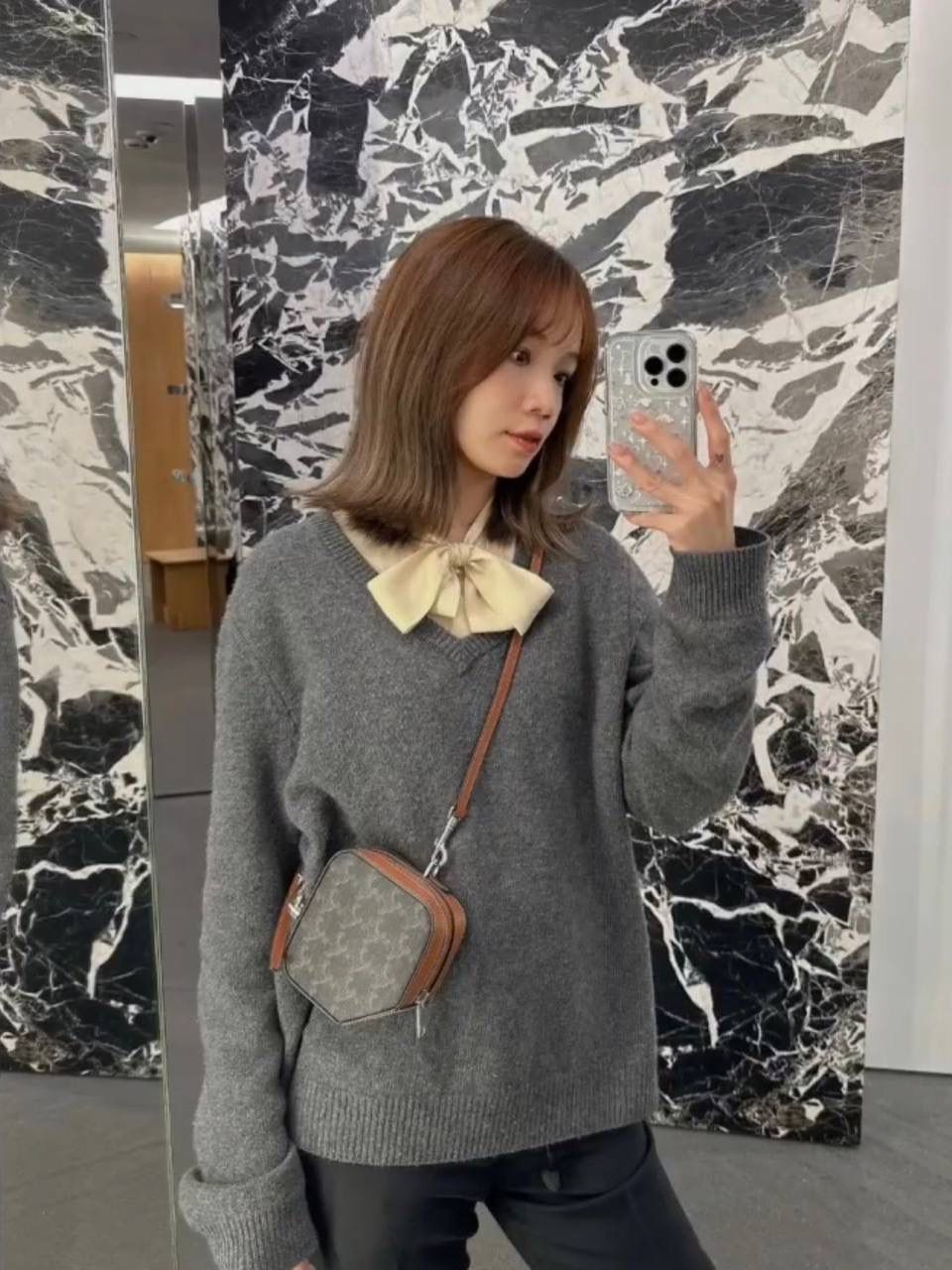 🔥大货实拍图 𝗖𝗘𝗟𝗜𝗡𝗘 ♥️ 𝗖𝗨𝗕𝗘 𝗕𝗢𝗫立体方包 型号：111682 尺寸：14*5*12.5cm 新品上线啦👏立体盒子包/化妆包~皮带子手拎设计➕圆筒包身，翻盖带镜子，可随时补妆。精致又不失实用性！凹造型拍照，或者当晚宴包，简直美呆🥳