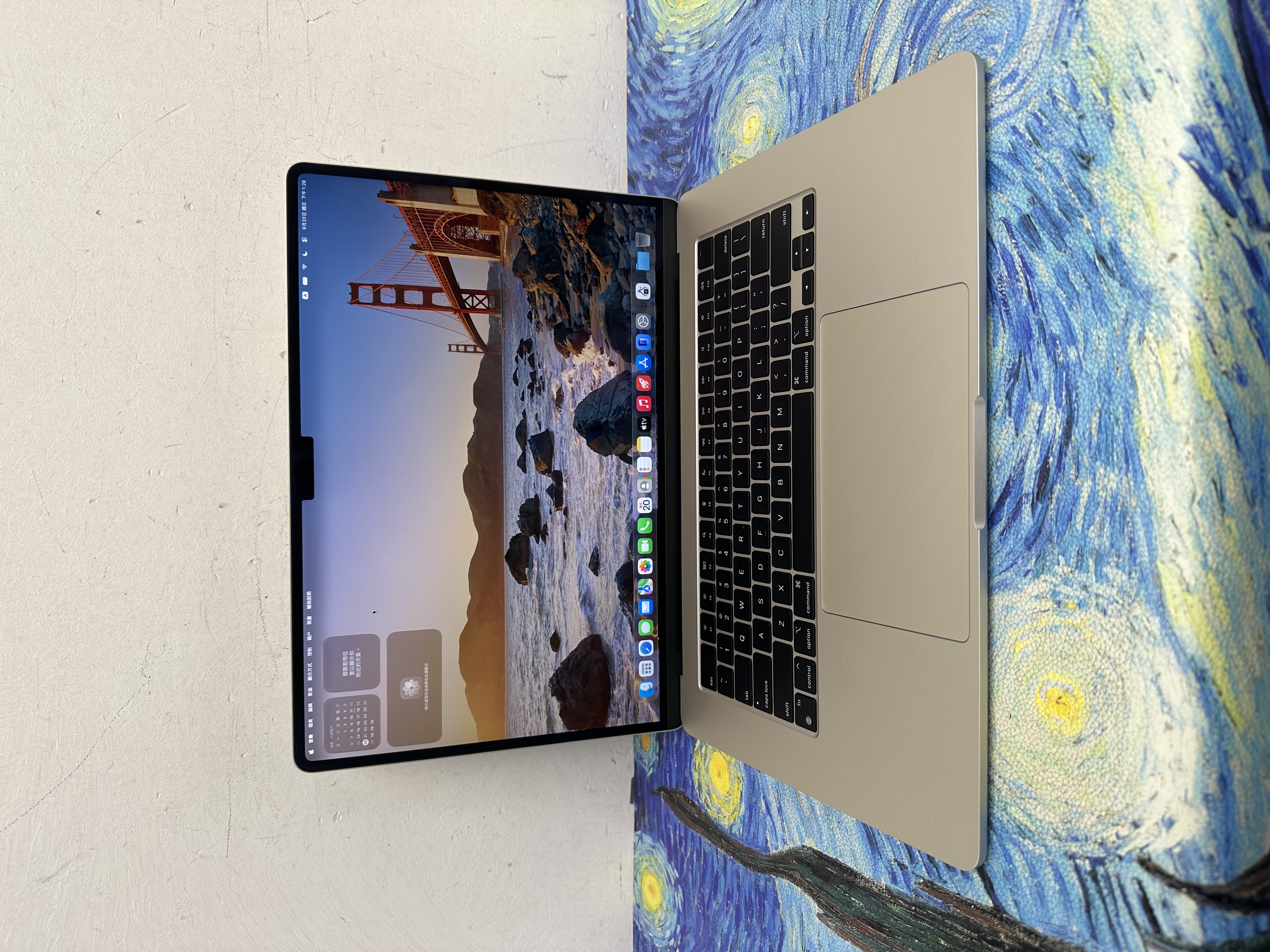 #6177 未使用品APPLE  MacBook Air M2 2023 M2 CPU/8GB Ram/256GB SSD/8核心GPU/Liquid Retina XDR Mon/15吋/星光色💛/Laptop /Notebook / Gaming / 文書機 / Movie / Netflix 
