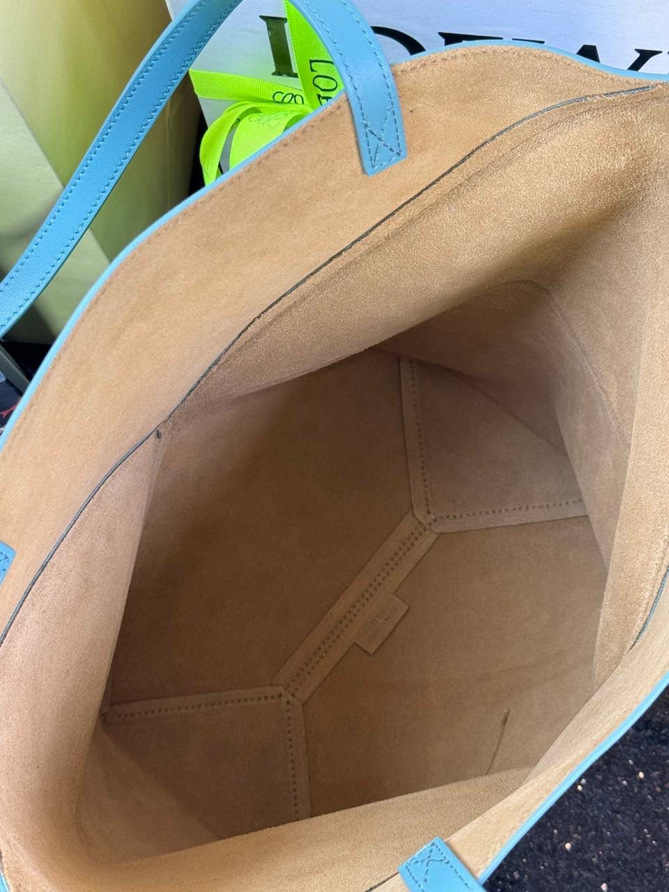 🎈*中号𝐏𝐮𝐳𝐳𝐥𝐞 𝐅𝐨𝐥𝐝折叠手袋👜*（水蓝色） ——全新【𝗡𝗘𝗪】升级‼️ 延续经典𝙋𝙪𝙯𝙯𝙡𝙚的标志性几何裁剪设计，新晋顶流🅰️𝙋𝙪𝙯𝙯𝙡𝙚 𝙁𝙤𝙡𝙚 𝙏𝙤𝙩𝙚以折纸包为灵感，升级成🉑完全折叠‼️的结构，立体与平面任意切换，出差旅行🧳必备单品。小牛皮材质轻且柔软，𝐌𝐢𝐧𝐢尺寸搭配一条可拆卸式肩带，手提，肩背，斜挎多样化背法✨ 尺寸：𝟐𝟓.𝟓-𝟏𝟒.𝟓-𝟑𝟏.𝟓𝐜𝐦 款号：052316