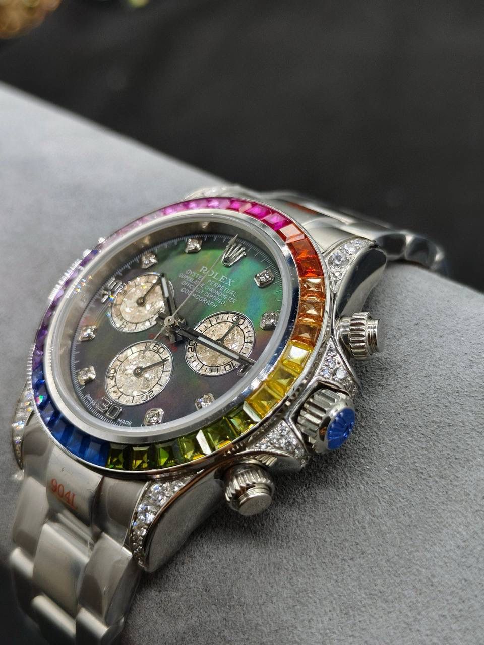 劳力士 ROLEX 迪通拿系列 🎮宇宙计时型迪通拿40系列——904精钢 1⃣️采用天然藏青贝母面双重真铂金小眼，每一张都精挑细选，秒杀其它现有版本的细节和做工！ 2⃣️厚度12.4mm，🎮 采用7750机芯，一档调时，中间不再有日历空档，计时功能一切正常使用！ 3⃣️超级904钢材质，蓝宝石镜面！每个细节都做到了极致！欢迎品鉴！🎮