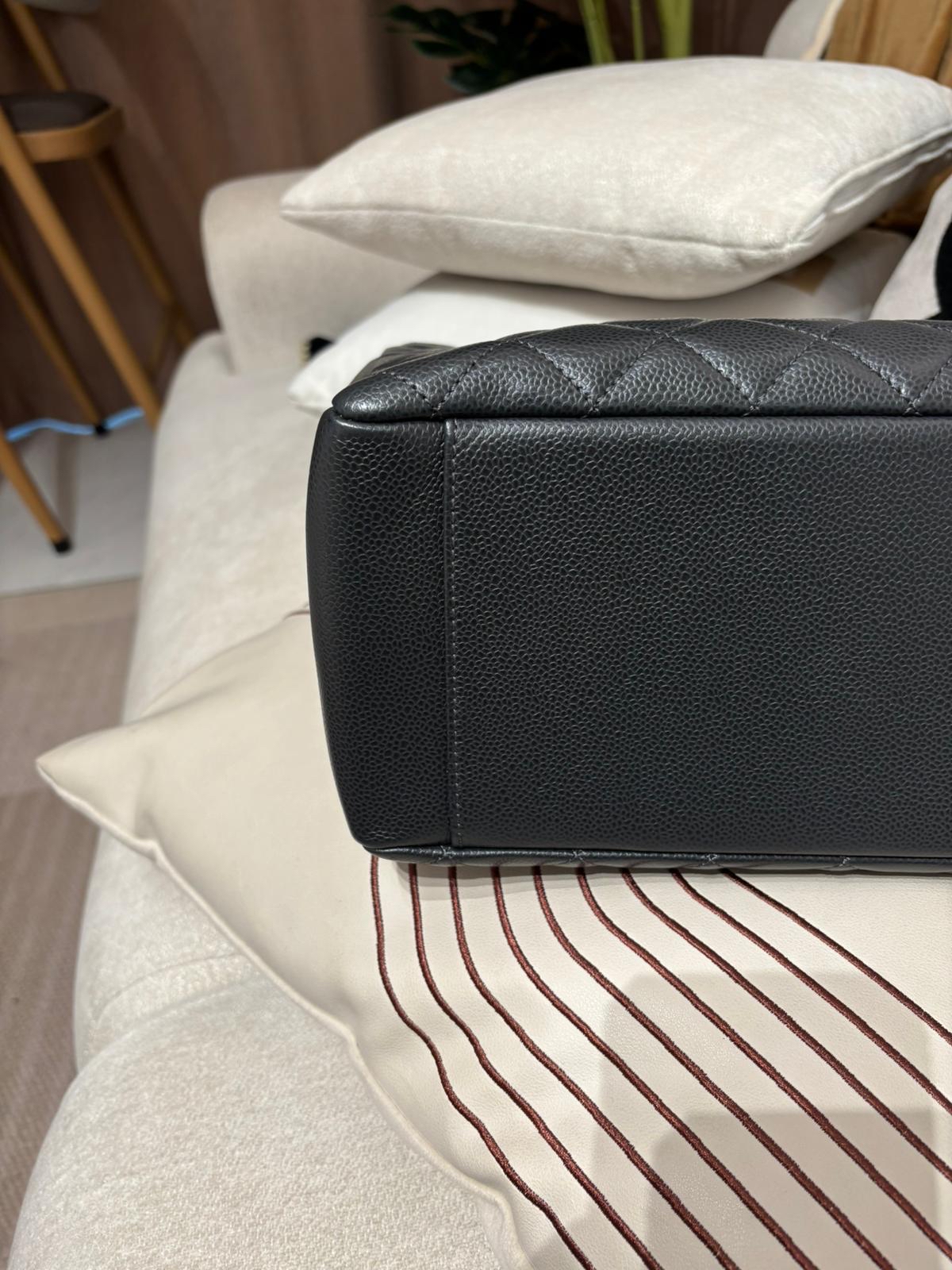 Chanel Gst grand shopping tote bag 100%Authentic, 95%New  ✅18card✅Dust bag