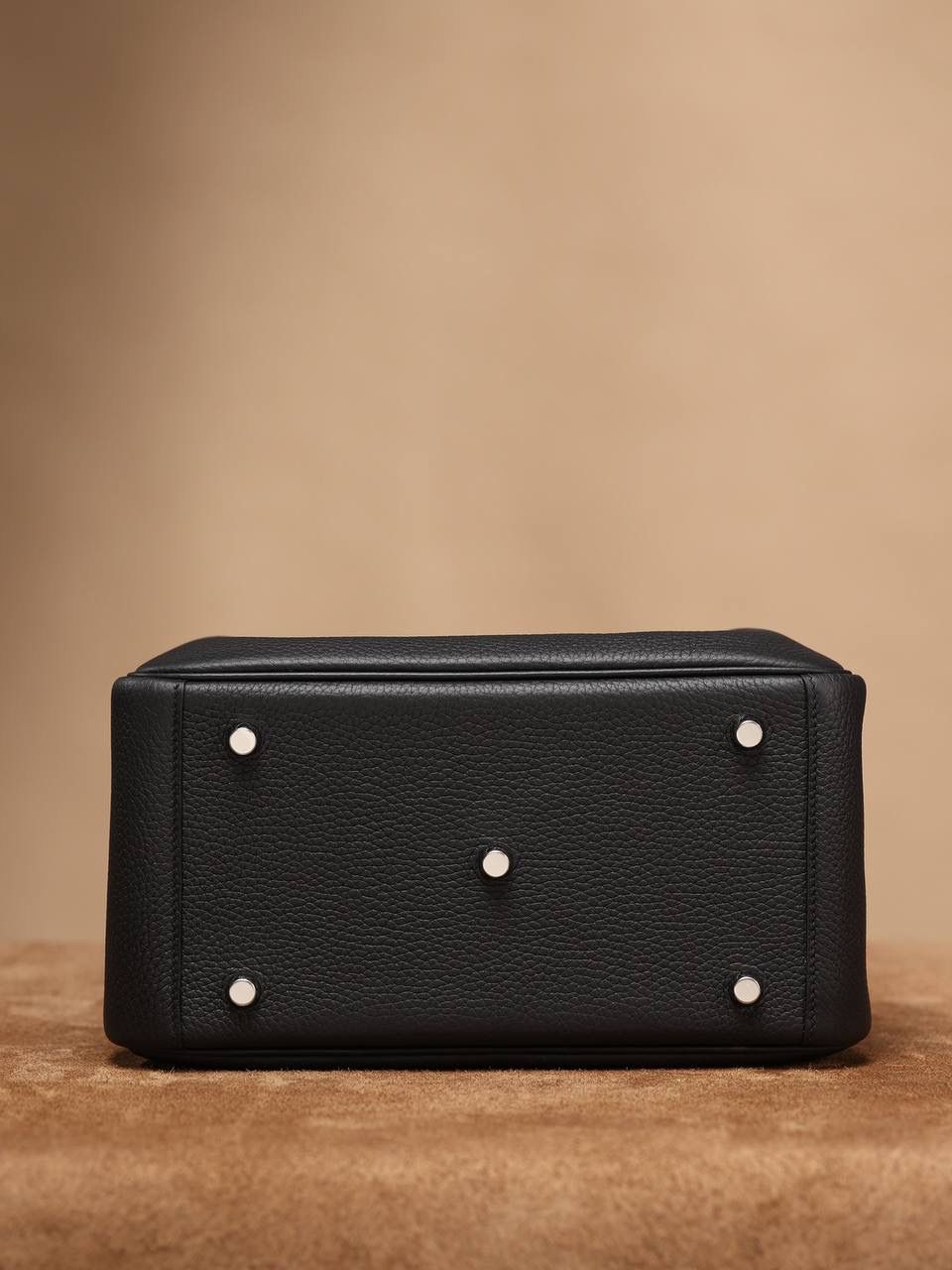 Hermes 爱马仕 Lindy 26cm 黑色银扣👜✨ Lindy 独家渠道货 独家欧洲原厂皮原厂五金组装的ZP尾单货 尺寸：26*18*14 cm Lindy是采用原厂的正品TC皮，什么是TC皮？ 爱马仕专用的clemence,简称tc皮，是Hermes最受欢迎的皮革之一，颜色会比Togo少一些，但是纹路比Togo细腻，含油更高，更软，因此稍稍有些下垂感的特点。欣赏独家货源的美 闭眼入😍🔥