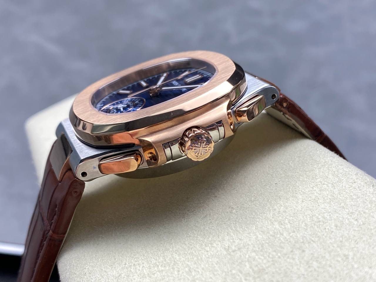 V2版真功能🌐真小秒！3K工厂 百达翡丽鹦鹉螺5980/1A-014多功能计时腕表V2版本，真小秒、真功能！【表壳】腕表尺寸40.5毫米，同正品一致的枕型表壳采用正面拉丝，侧面抛光的两种工艺组合，层次感分明，质感十足。尽显精湛工艺。【表带】采用原装表带一比一量身打造，每节表带的中央抛光部位，都能呈现钻石的形状，尽显高级质感。【机芯】3K厂采用定制版PP.CH28-520机芯，完美还原正品，时分秒，日期，和计时大秒功能。3K匠心之作，欢迎各位表友品鉴🌐