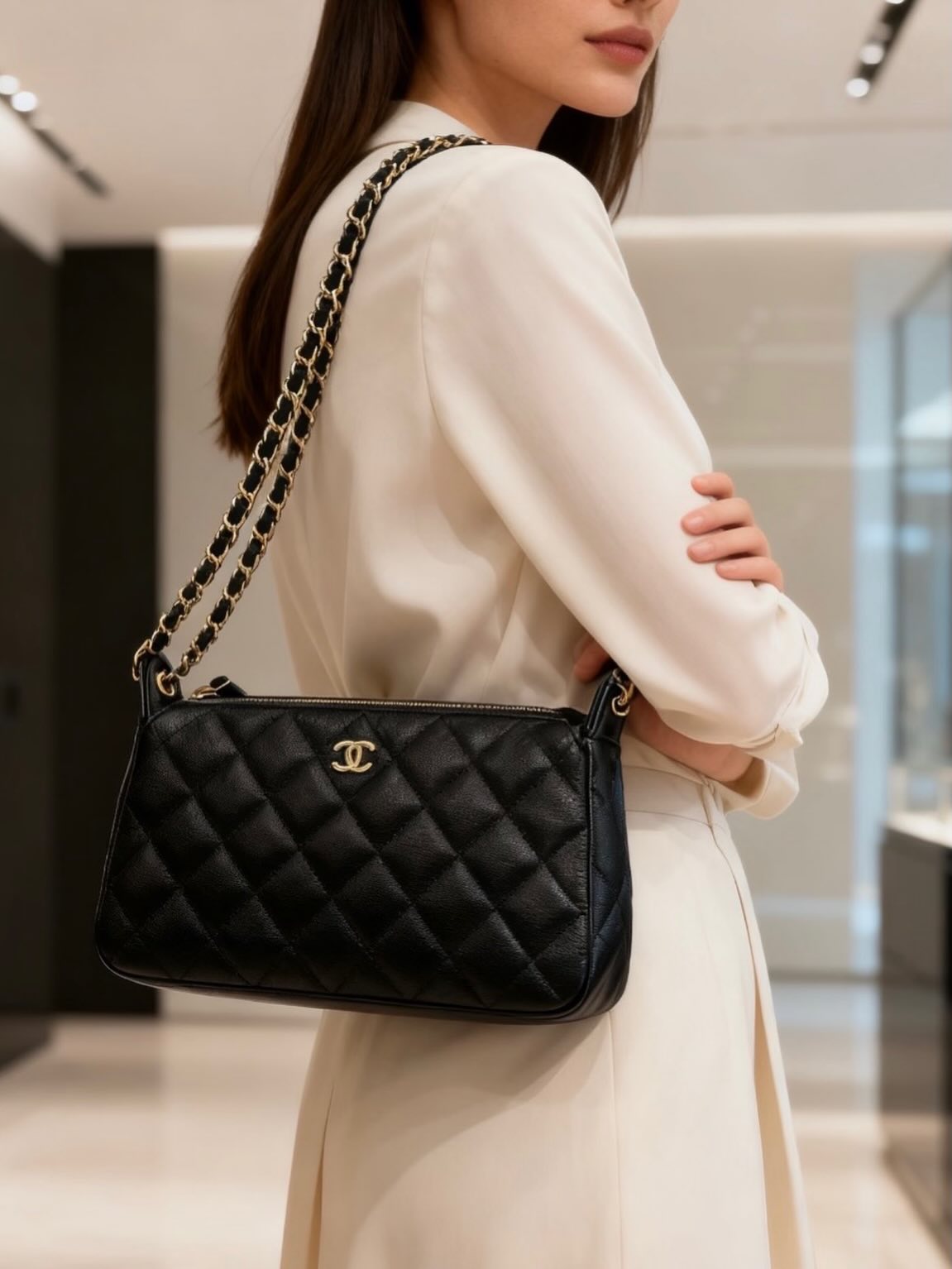 🤍閑置品 黑色 荔枝牛皮 麻醬包 晶片款2025年 全套有單💚#AOAOCAVECHANEL🫶🏻配件 -塵袋、盒、2025年收據🫶🏻💰價錢 - $2498099%new#收袋王喜歡的話快點pm/whatsapp 我們💓銷售熱線51111 321（whatsapp)我們服務包括有：手袋飾物回收、手袋置換(一換一、一換多也可以） 、專業手袋鑑證、專業手袋護理購買方法🏢親臨門市 荃灣南豐中心15樓1521室（荃灣地鐵站a出口1分鐘到）敬請預約❤️只賣正品正貨，任驗💓🫰🏻❤️‍🔥本店為香港註冊公司絕對真貨，信心保證👍🏻🫰🏻本店設有鑑證服務，有駐場鑑證師✨歡迎追蹤我哋各個平台緊貼最新優惠x貨品🔥😍👇🏻👇🏻👇🏻👇🏻👇🏻👇🏻👇🏻👇🏻⭐️Instagram: aoaocave🌈Facebook: aoaocave收袋王🔥Carousell: acluxuryhk👆🏻👆🏻👆🏻👆🏻👆🏻👆🏻👆🏻👆🏻___________________________Disclaimer🫰🏻All trademarks and copyrights are reserved to the original brand holders. @AOAOCAVE sells only authentic goods and is not affiliated with any of the brands mentioned.@AOAOCAVE 跟任何品牌無關，而且沒有持有任何品牌資版權，亦沒有與任何品牌合作。所有商標及版權歸屬於品牌坊所有，帖子只作分享用途。#aoaocave #手袋回收 #名牌買賣