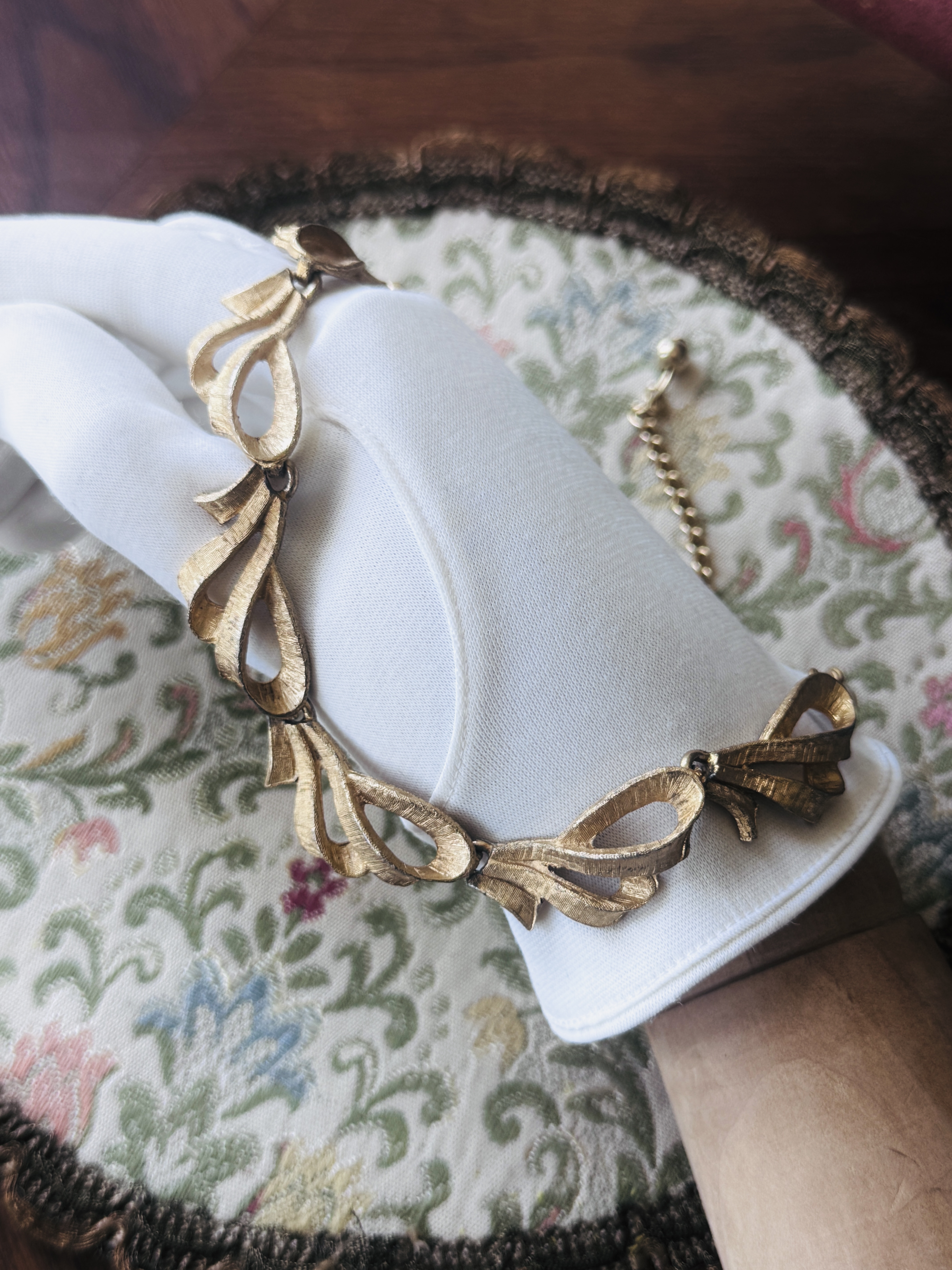 Vintage Mid-Century Unmarked Designer Quality Champagne Gold Bow Necklace (MT2586)