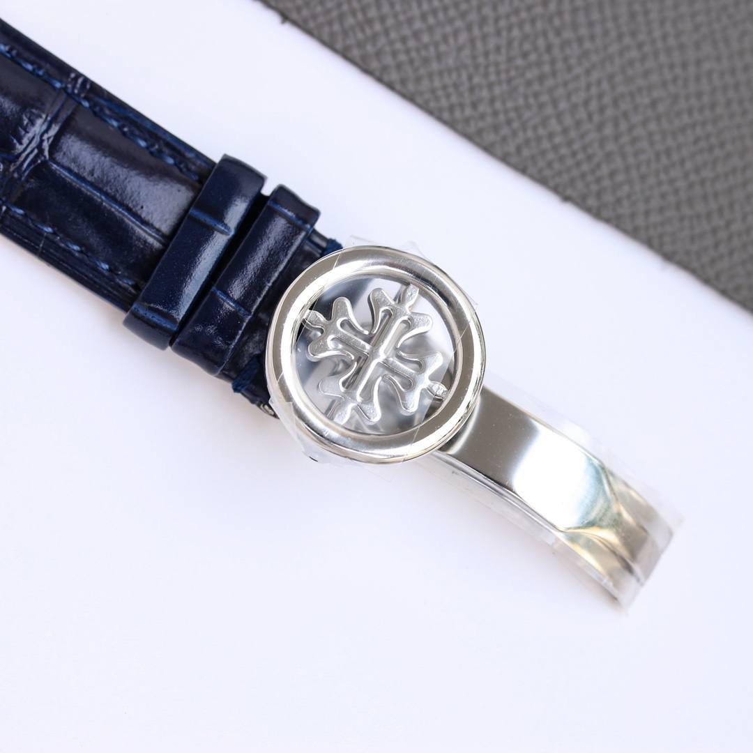 重金打造经典时计——百达翡丽5320G-001超级复杂功能时计直径40毫米一体冲压成型的双层式精钢表壳，致敬了经典的设计语言奶油色的表盘营造复古氛围，表盘边缘刻印有密分秒数刻度，配金质阿拉伯数字及五分钟凸圆刻度字钉，更有立体感。时分指针以巴顿式设计为基础，配以尖长的针尖，这特色造型是呼应了 1950 年代 Ref. 1463 计时码表的指针。表盘6点位置是月相显示和日期分拨。所有的万年历标志都很好，一眼就能读懂。内里搭置了仿324 S Q 自动上链机芯，是 324 自动上条传奇机芯的精装版本。机芯夹板桥经倒角，边缘作细意打磨，主夹板饰以鱼鳞纹，而夹板则缀以日内瓦波纹，夹板表面有包金雕刻，螺丝凹槽经打磨和倒角，连钻孔亦同样经打磨处理。搭配朱古力啡色牛皮表带，进一步带出复古气息。🚀🚀