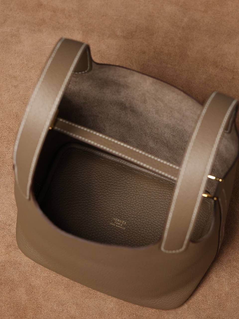 H正式上线！ 大象灰18cm金扣 独家渠道货！手机实拍！独家背景！ 纯手工制作、细工慢活、工匠精神雕刻的艺术精品！ 尺寸：18 X 19 X 13.5cm